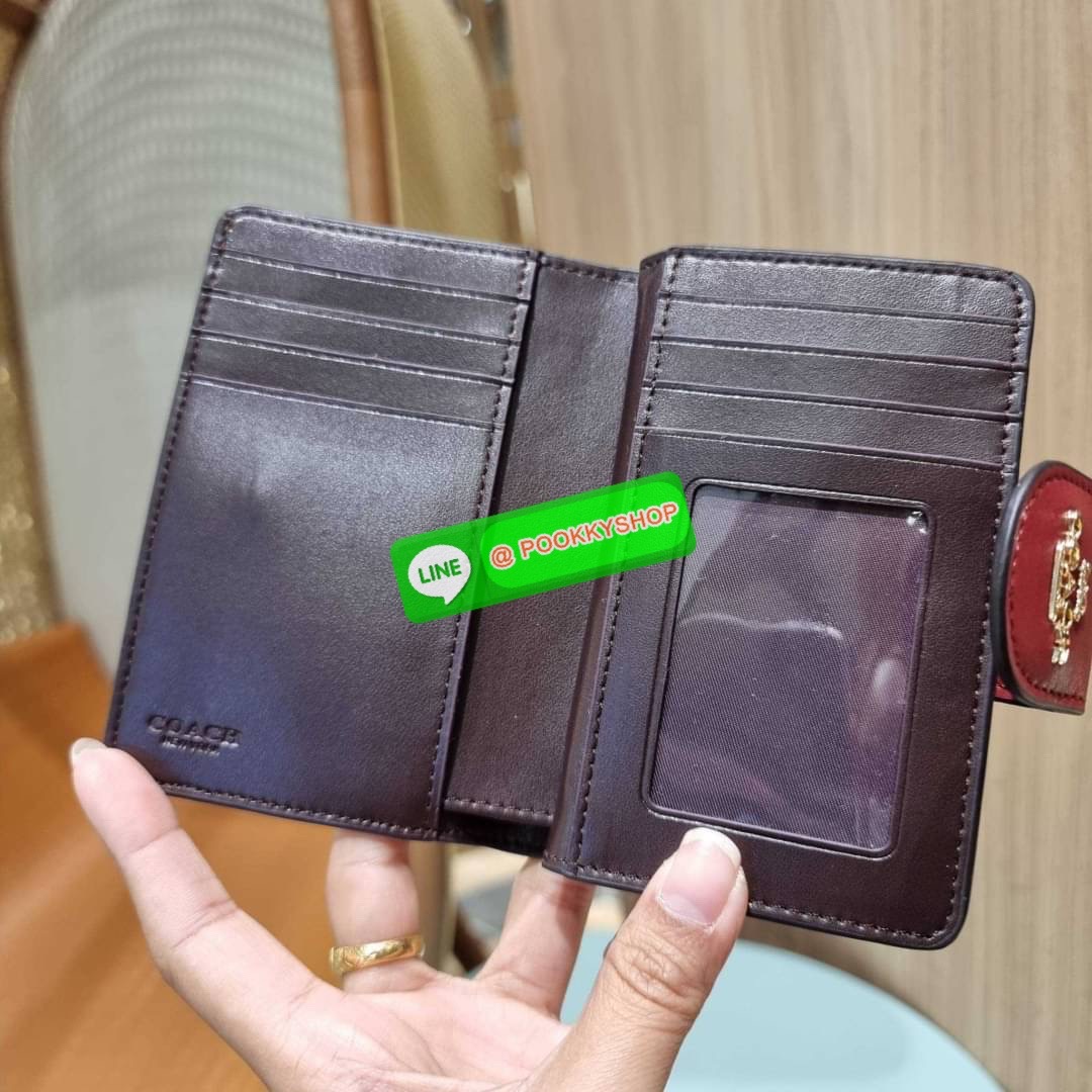 COACH C5896 MEDIUM CORNER ZIP WALLET IN SIGNATURE LEATHER คอลเลคชั่นใหม่งานหรู งานดูแพง จัดให้เลย!! กระเป๋าสตางค์ใบกลาง ดีไซน์ใหม่ สุดหรู แค่เห็นก็ต้องเลิฟ ถือใช้ขับผิวทุกสี วัสดุหนังแท้ปั๊มลายนูนสวยคม ภายในมีช่องใส่บัตร ใส่ธนบัตรได้ครบ และมีช่องซิปแยก ใบ