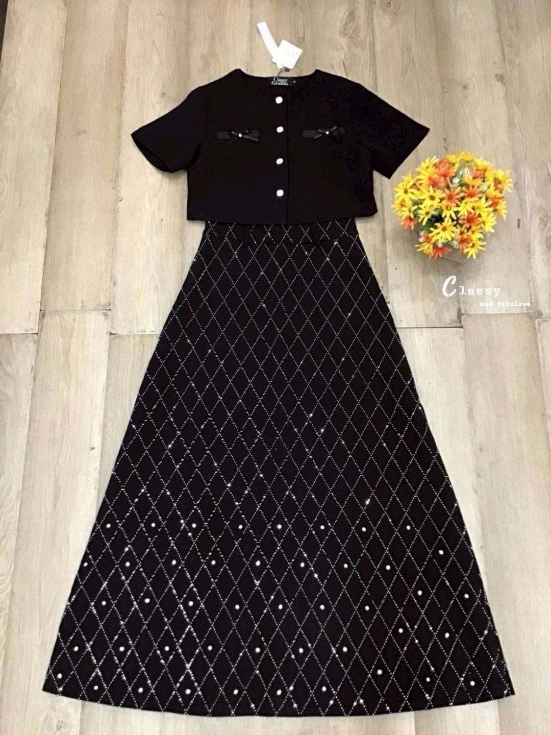 ชุดเซทแฟชั่น set เสื้อผ้าพื้นคอกลมแขนสั้นติดโบว์กระดุมเพชรด้านหน้า + กระโปรงยาวเพชร