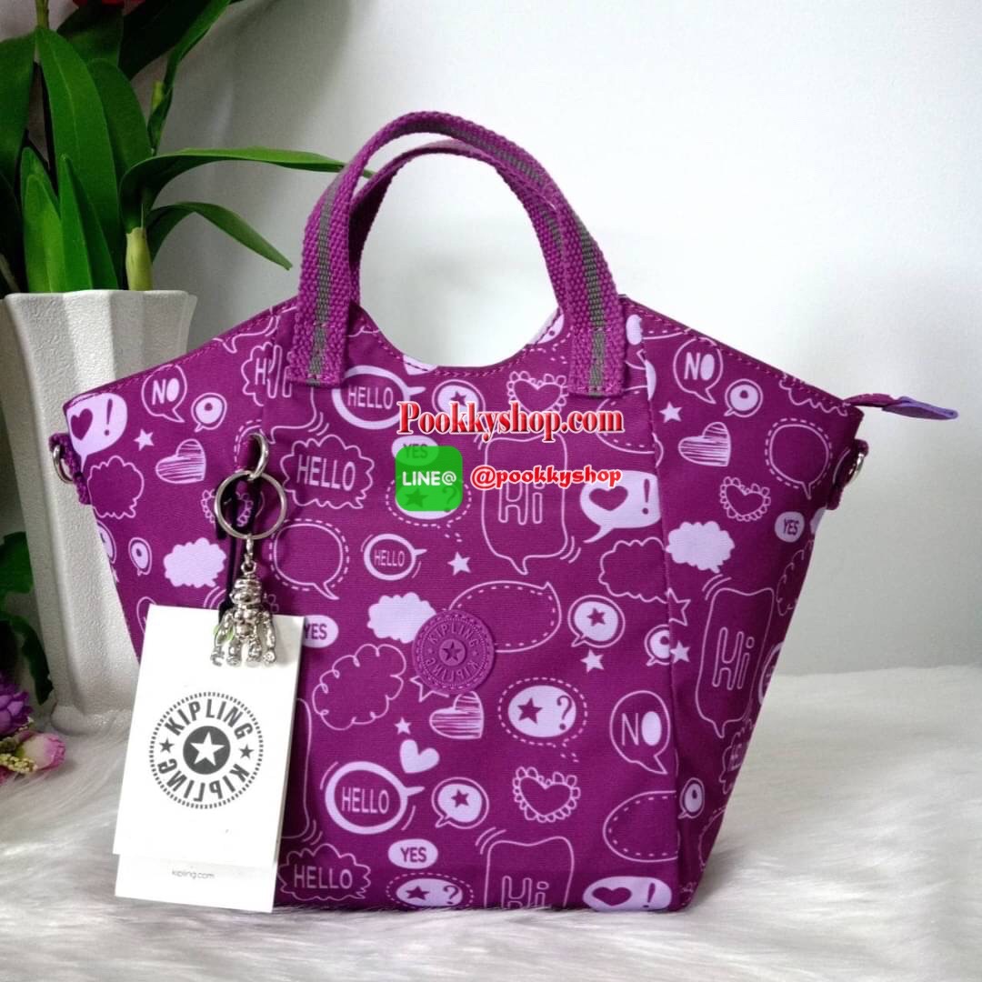 KILING NORI Handbag & Shoulder bag กระเป๋าถือหรือสะพายขนาดกลาง ทำจากวัสดุ ผ้า Nylonเคลือบ+Polyester น้ำหนักเบา จุดเด่นที่ช่องหลักมีขนาดใหญ่ พร้อมช่องซิปแยกย่อย สามารถใส่สัมภาระได้เยอะ มาพร้อมสายสะพายยาว สามารถปรับระดับได้ตามความต้องการ มีพวงกุญแจลิงห้อยตา