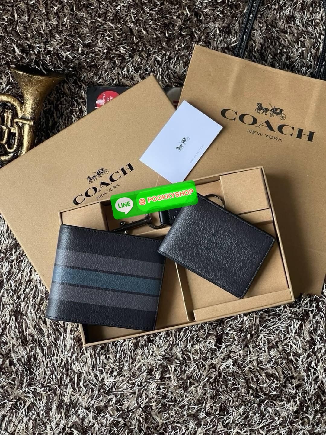 COACH BOXED 3-IN-1 WALLET GIFT SET IN SIGNATURE ชุดเซ็ทกระเป๋าสตางค์และพวงกุญแจจาก Coach กระเป๋าสตางค์หนังแคนวาสพิมพ์ลายทั้งใบ โดดเด่นด้วยดีไซน์เรียบหรู ร่วมสมัย และมีเอกลักษณ์เฉพาะตัว ด้านในประกอบด้วยช่องใส่ธนบัตร 2 ช่อง ช่องใส่บัตร 8 ช่อง และช่องว่างด้า
