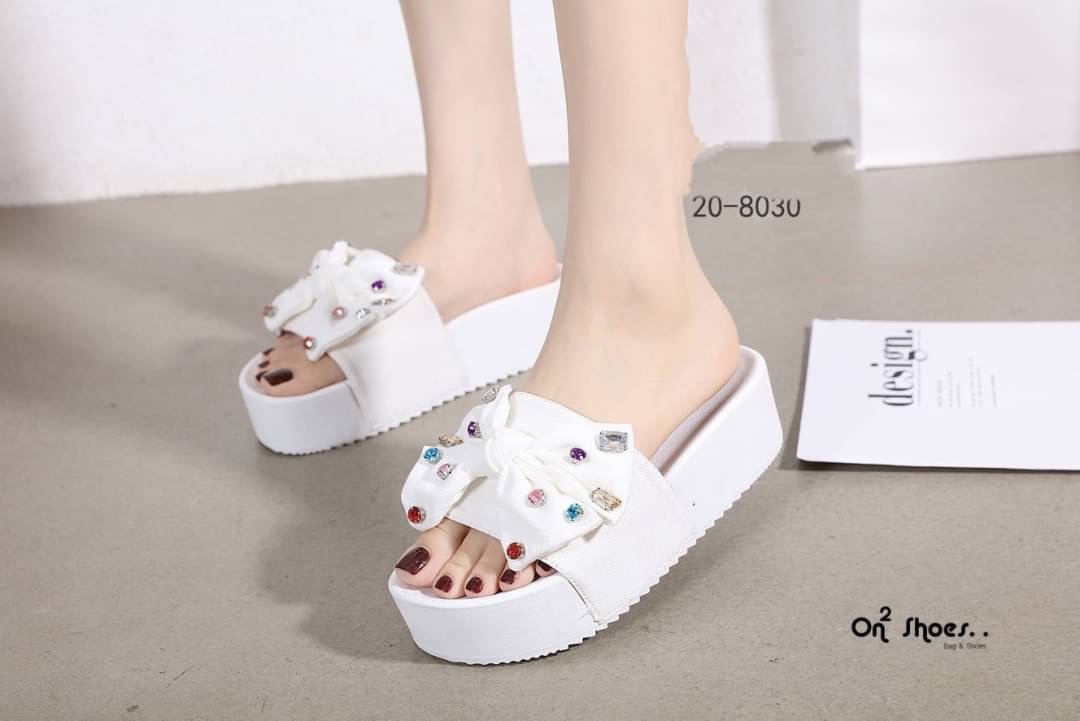 รองเท้าส้นตึกหน้าติดโบใหญ่ประดับพลอยสี ช่วงนี้ส้นตึกต้องมาค่ะ งานจริงน่ารักมากค่ะ นิ่มน่าใส่ น้ำหนักเบาใส่เดินสบาย มีให้เลือก3สีค่ะ