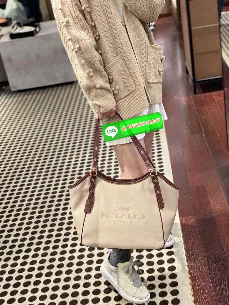 COACH CR167 MEADOW SHOULDER BAG 🔖กระเป๋าถือคอลเลคชั่นใหม่ ใบใหญ่ตอบโจทย์คนสัมภาระเยอะ 🔖วัสดุ: ผ้าแคนวาสตัดขอบหนังแท้ 🔖เปิด-ปิดด้วยซิป 🔖ภายในโล่งใส่ของได้เยอะมาก มีช่องซิป1ช่อง ช่องใส่ของจุกจิก1ช่อง 🔖ด้านหลังมีช่องซิ
