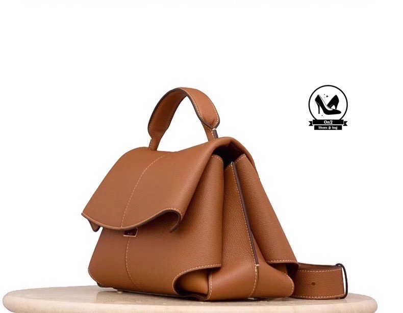 Polene mokki วัสดุตัวกระเป๋าทำจาก synthetic leather อะหลั่ยสีทอง กระเป๋า unisex นะคะ เปิดมาด้านในมีหลายช่อง ใช้งานได้ดีมากๆ ค่ะ มาพร้อมสายยาวทำจากหนังตัวเดียวกับกระเป๋าสามารถปรับระดับได้