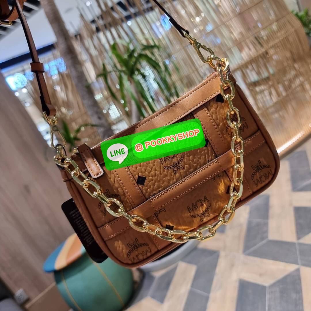 MCM MINI DELMY SHOULDER BAG จัดหนักจัดเต็ม!! ที่สุดของรุ่นที่ฮอตหนักมาก คอลเลคชั่นที่ยอดขายดีตั้งแต่วันแรกที่ลง shop ด้วยรูปทรงที่กะทัดรัด ตอบโจทย์ได้ทุกลุค ทุกไลฟ์สไตล์ ใช้งานได้ง่ายคล่องตัว กระเป๋าสะพายทรงพอช ที่มาพร้อมสายโซ่คล้องด้านหน้า และสายหนังครอส
