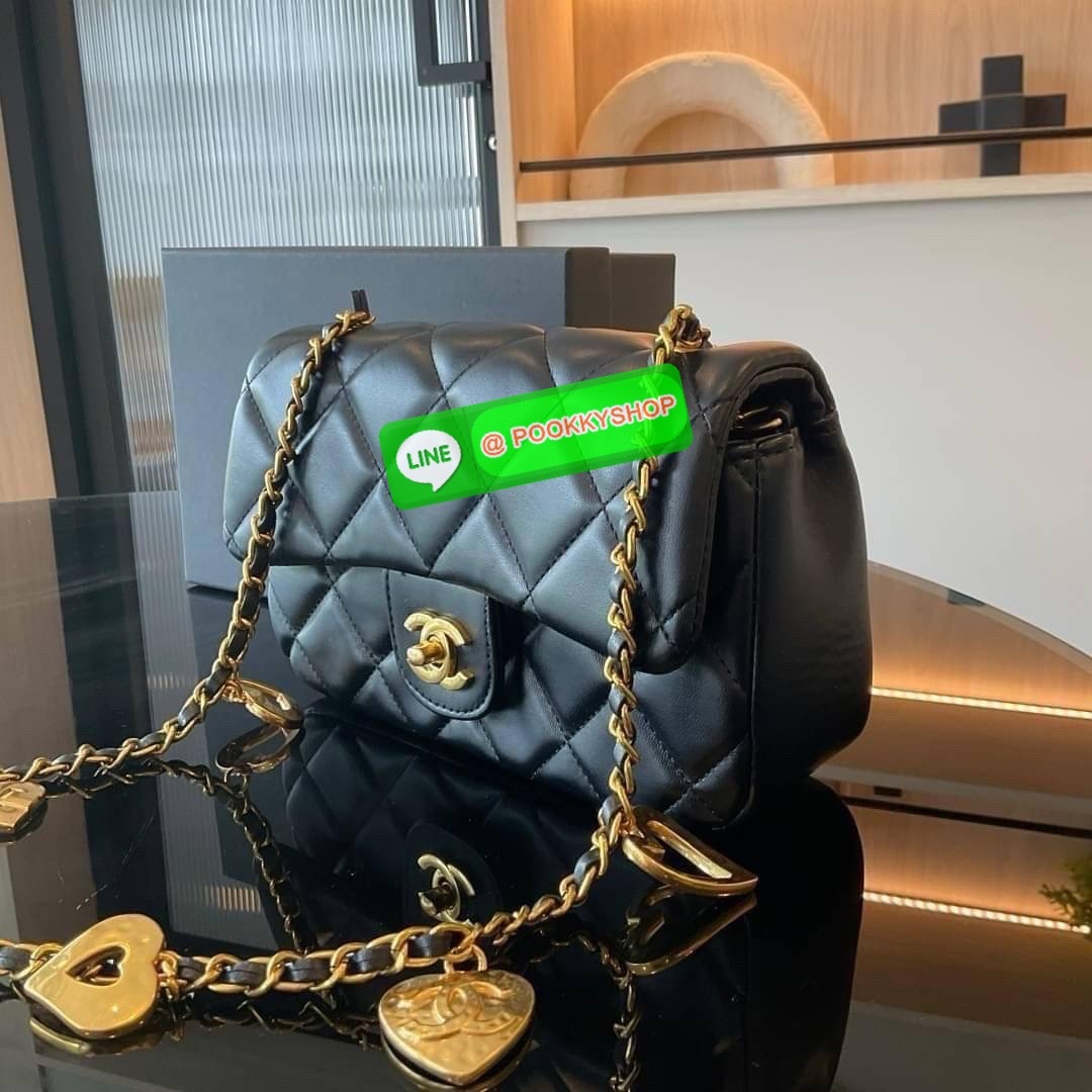 พร้อมส่งรุ่นขายดี !! กระเป๋างานกิฟท์ CHANEL VIP GIFT CROSSBODY BAG กระเป๋าทรงสะพายข้าง หนังพียูพรีเมี่ยม อะไหล่ทองวินเทจทั้งใบ ประดับโลโก้แบรนด์และตกแต่งด้วยกิมมิคใบไม้ เปิดปิดด้วยตัวหมุน ด้านในใส่กระเป๋าสตางค์ได้ถึงใบกลาง มือถือได้ทุกรุ่น พร้อมช่องซิปให้