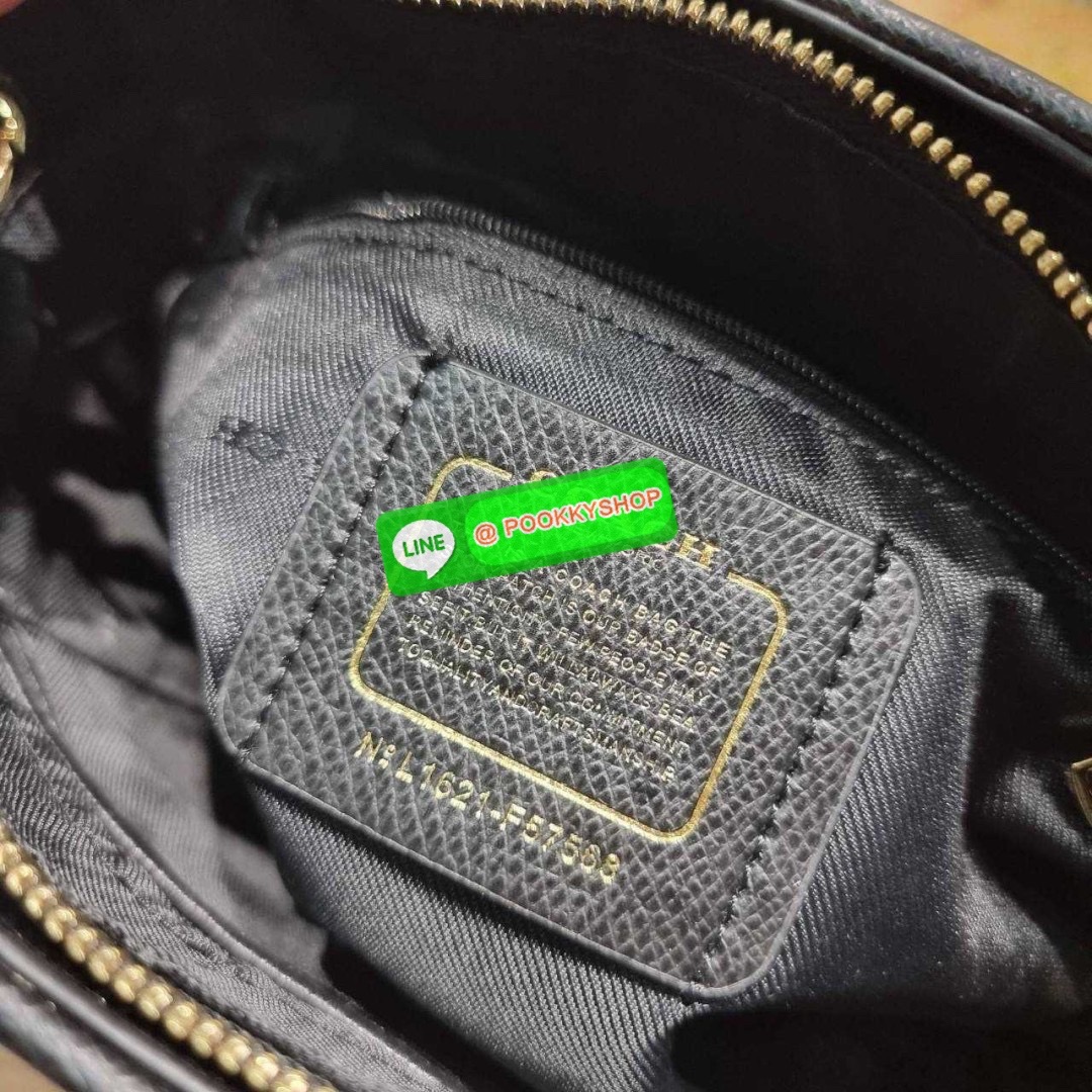 กระเป๋าถือ/สะพายรุ่นยอดนิยม ดีไซน์คงความคลาสสิค แฝงความหรูด้วยอะไหล่สีทอง หูจับในตัวสะดวกใช้งาน ปากกระเป๋ามีซิปปิดกันหล่นแน่นหนา ใต้กระเป๋ายังมีหมุดรองถนอมกระเป๋าอีกด้วย มีสายสะพายข้างให้ ถอดออกได้ ปรับได้ตามต้องการ ภายในโล่งกว้าง มีทั้งช่องซิปและช่องย่อย