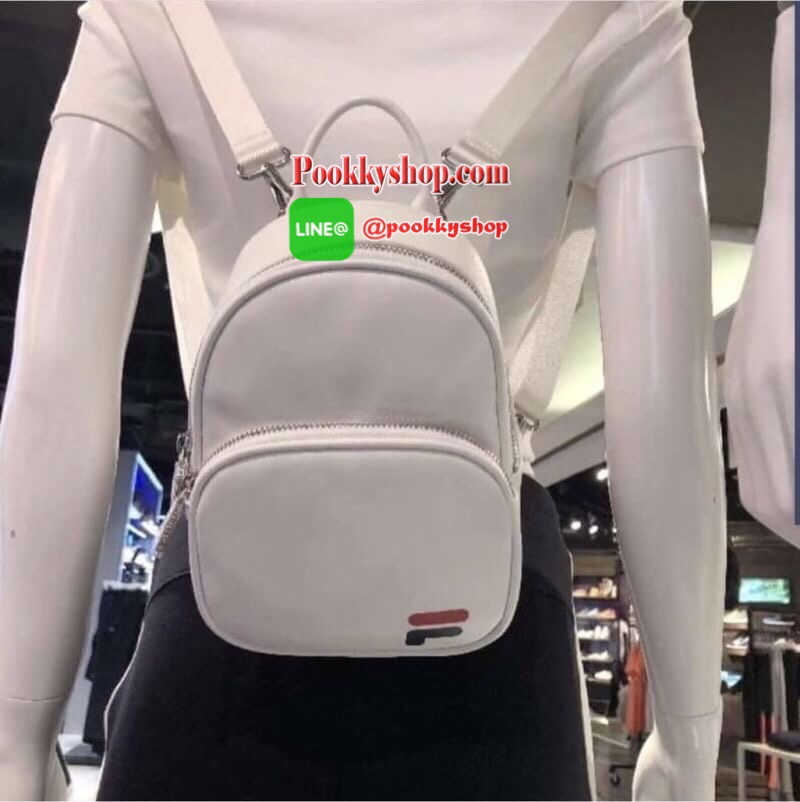 ส่งฟรีemsค่ะ FILA MiNI BACKPACK 2018 แบรนด์ที่กำลังมาแรงที่สุดในเกาหลีและไทยด้วยวัสดุหนังนิ่มคุณภาพดีตามแบบฉบับของแบรนด์ ขนาดกำลังดี น้ำหนักเบา ด้านหน้ามีโล้โก้และช่องซิป เปิดปิดด้วยซิปสะดวกใช้ ภายในมีช่องใส่ของ หูจับถนัดมือ สายสะพายปรับได้ freesize สามาร
