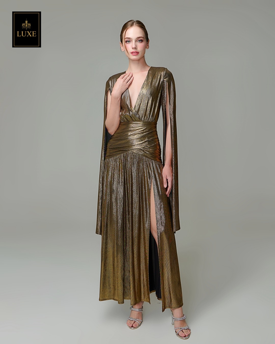 เดรสแฟชั่น แม็กซี่เดรสเสื้อคอวีป้าย แขนยาวเป็นผ้าคลุมในตัว กระโปรงเข้ารูปตรงสะโพก ผ่าหน้าขา ชายกระโปรงบาน