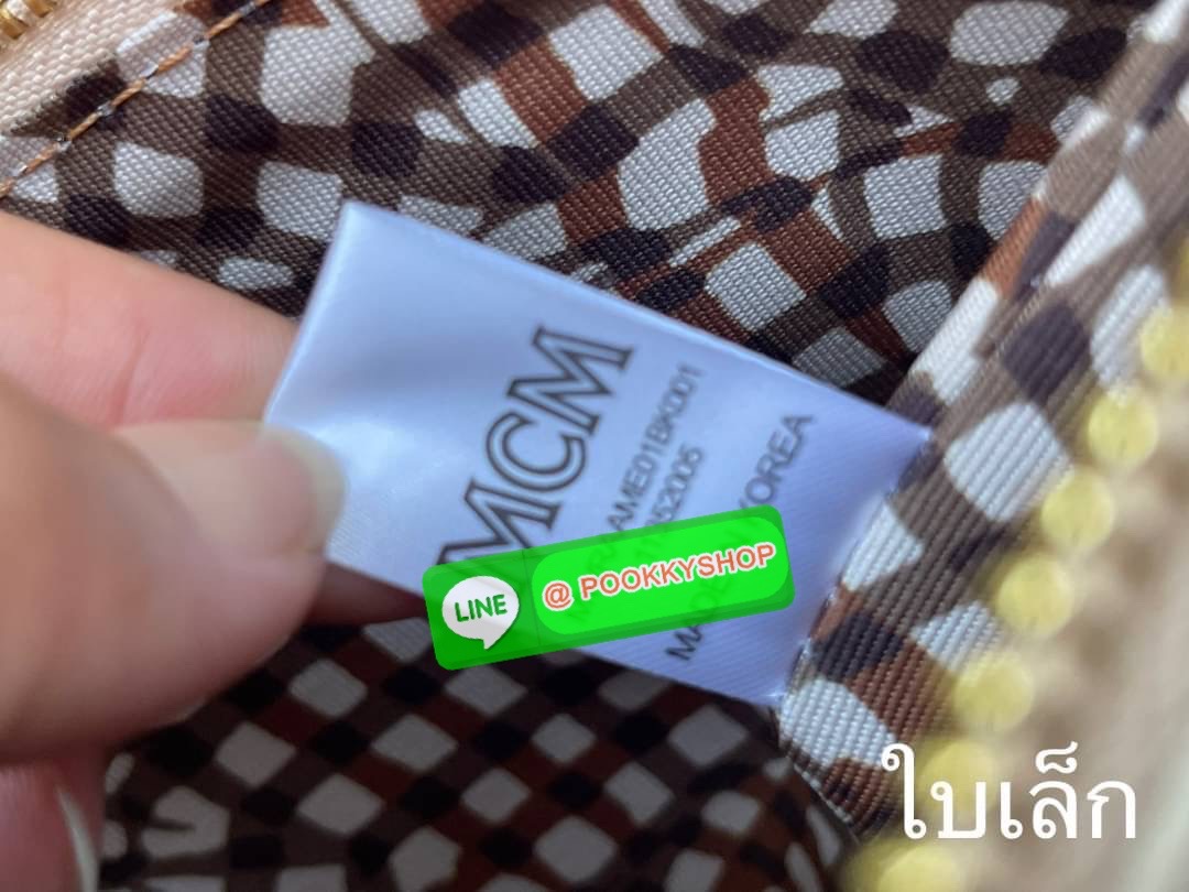 💕Mcm Liz Reversible Shopper in Visetos ขึ้นชื่อว่าเป็นกระเป๋าช็อปเปอร์ แน่นอนว่า จะต้องเหมาะสำหรับสาว ๆ ที่ชอบพกสัมภาระเยอะ ซึ่งรุ่นนี้ไม่ใช่แค่เพียงให้พื้นที่จุของกว้างขวางเท่านั้น แต่ยังออกแบบดีไซน์และรูปทรงให้มีความยืดหยุ่น มีหูรูดด้านข้างที่สา