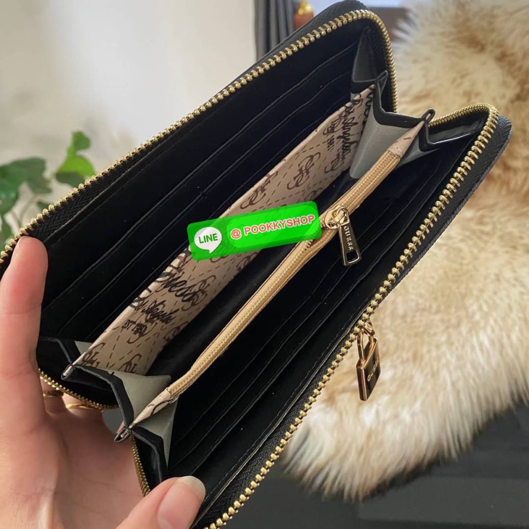 Guess Long Wallet กระเป๋าสตางค์ใบยาวซิปรอบหนังนิ่ม ด้านหน้าโดดเด่นด้วยกุญแจชื่อแบรนด์ รุ่นนี้มีสายคล้องมือมาให้ เพื่อใช้งานง่ายและสะดวกมากยิ่งขึ้น ด้านในมีช่องใส่ธนบัตร ช่องใส่บัตร และช่องซิปใส่เหรียญค่ะ