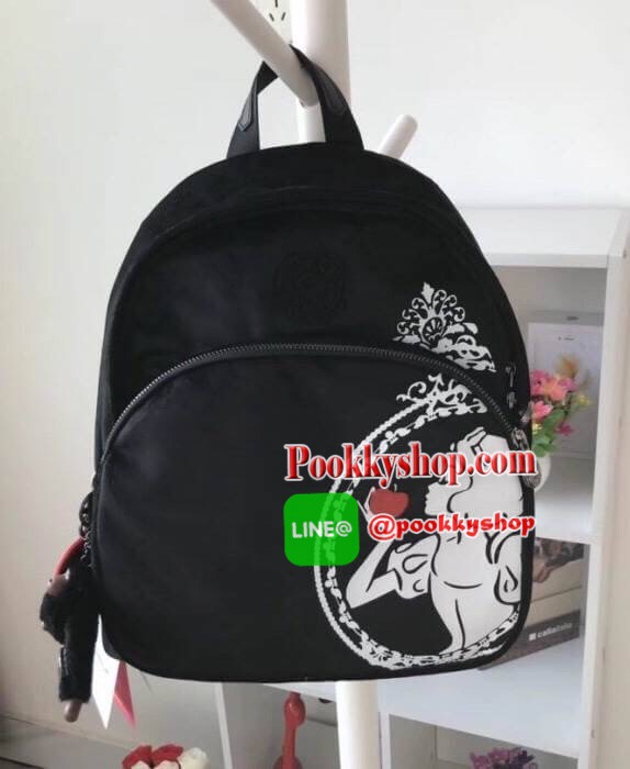 Don’t Miss! Kipling Disney’s Snow White Paola Satin Backpack กระเป๋าสะพายเป้รุ่นหายาก Limited Edition วัสดุ Velvet+Polyester 100% กำมะหยี่สีดำด้านหน้าลายสโนว์ไวท์ลิขสิทธิ์แท้จาก Disney น้ำหนักเบา เปิดปิดด้วยซิปสะดวกใช้หัวซิปแบรนด์สวยดูดี มีช่องซิปด้านหน้า