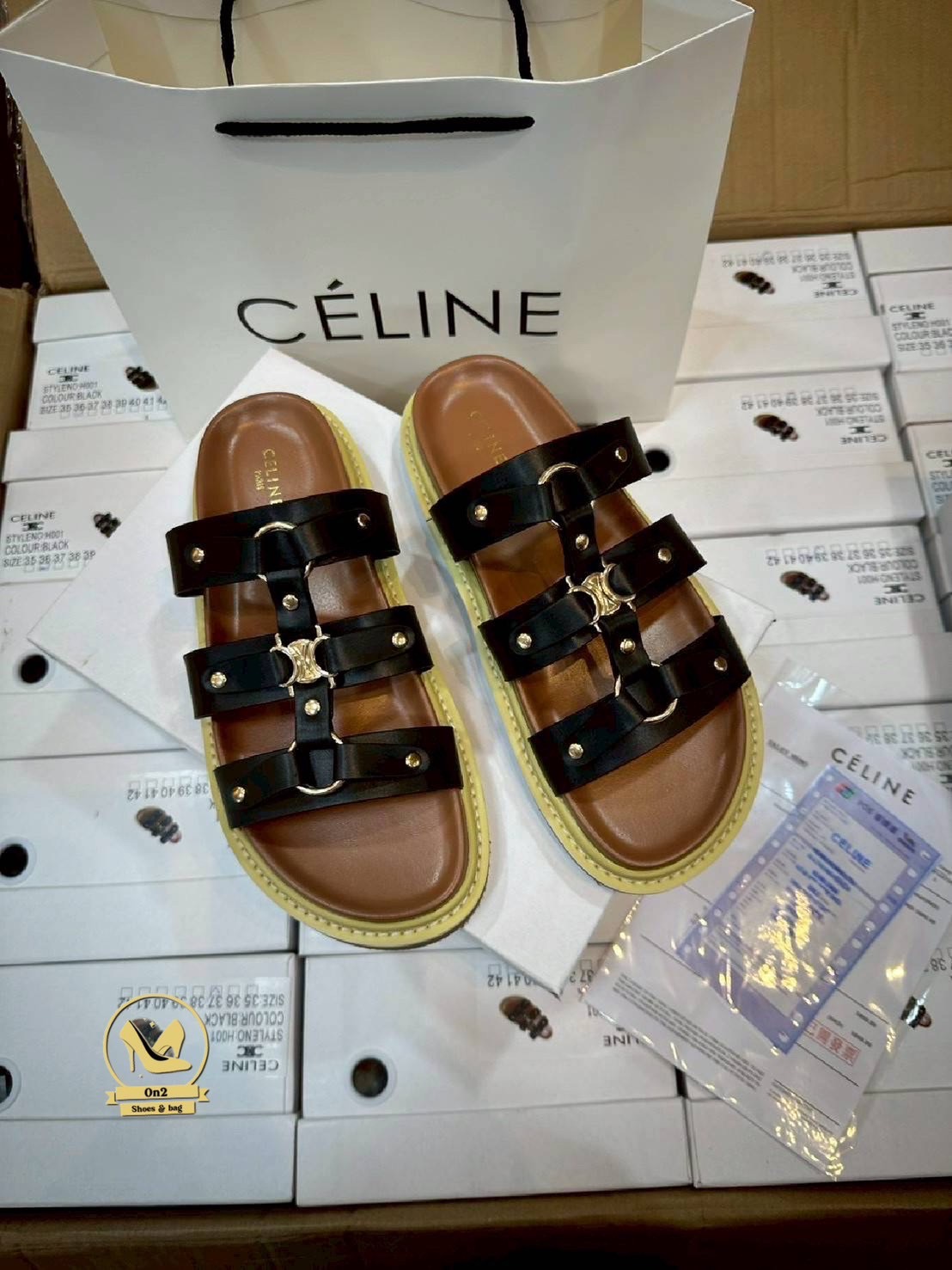 รองเท้าแตะเสริมส้ Celine ดีไซน์ที่ดูหรูหราและทันสมัย เน้นความเรียบง่ายและฟังก์ชันการใช้งานที่ดีเยี่ยม มีส้นเล็กน้อยออกแบบให้ดูทันสมัยและสามารถสวมใส่ได้ทั้งในโอกาสทางการและไม่เป็นทางการสายรัดข้อที่สามารถปรับให้กระชับพอดีกับขา ช่วยเพิ่มความมั่นคงและไม่ลื่นไ