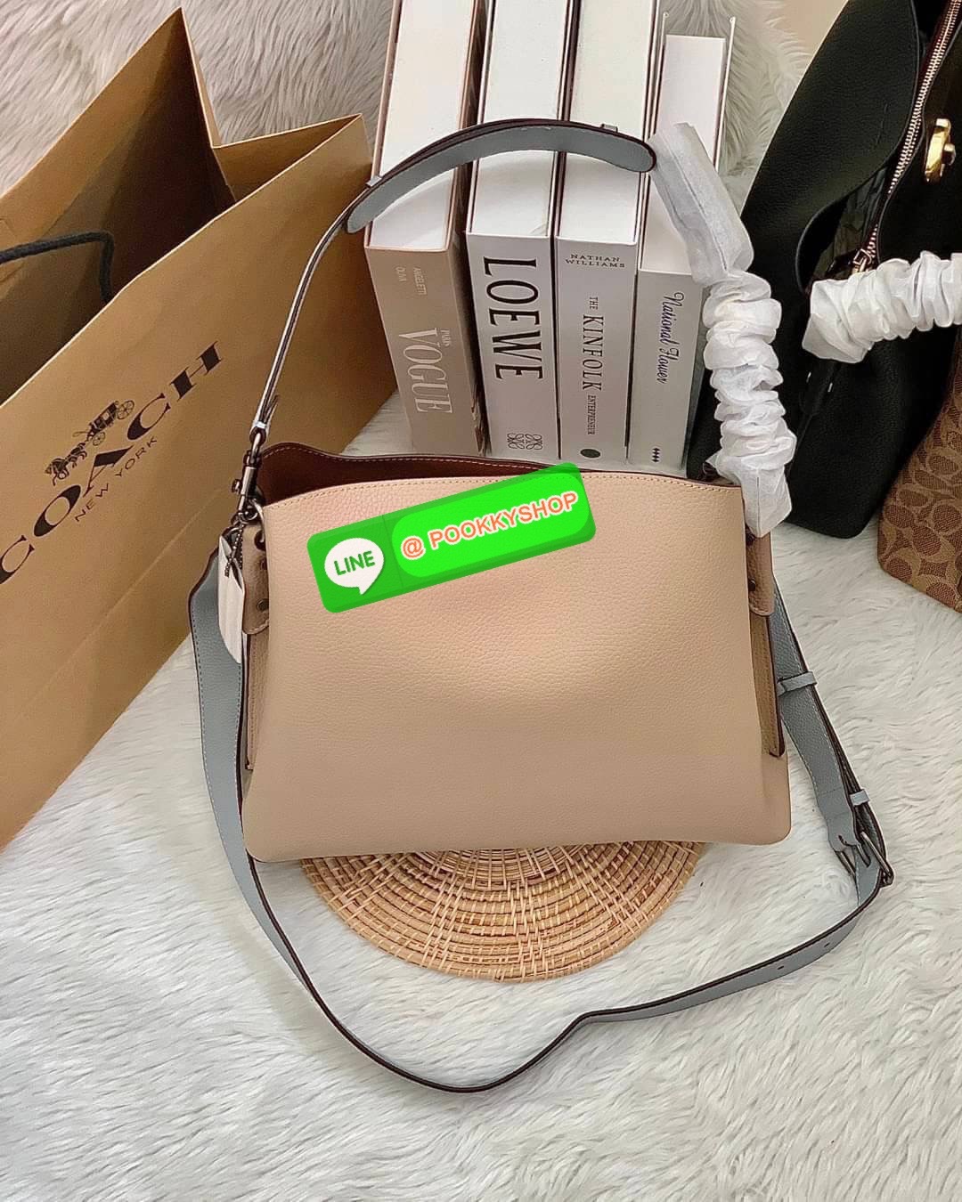 COACH WILLOW SHOULDER BAG ((C2745//C2590//C2621)) พร้อมส่ง ไม่ให้หลงรักยังไงไหว 🔺กระเป๋าหิ้ว//คล้องไหล่//สะพายข้าง สุดคุ้ม! หนังแท้ชั้นดีที่สุด ได้ไปหลงรักแน่นอนค่ะ หนังสวยมากๆ 🔺ตัวกระเป๋าแบ่งเป็นสองช่องหลัก ด้านนึงเป็นแบบหมุนล็อค//อีกด้าน