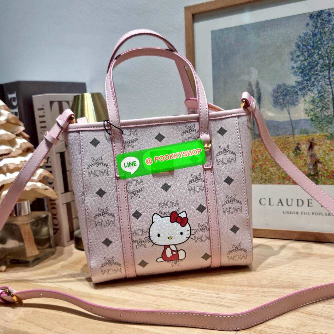 🔆 Model MCM × HELLO KITTY MINI TONI SHOPPER IN VISETOS 🔆 Details ฉลองครบรอบ 50 ปี Hello Kitty ที่มาคอลแลบกับ Mcm ได้อย่างลงตัว น่ารักน่าใช้มากๆ กับกระเป๋าถือ/สะพายข้าง ทรง shopper ไซส์มินิ สวยคลาสสิค ดีไซน์ปั๊มลายคิตตี้ละมุนๆ ขนาดพกพาสะดวก