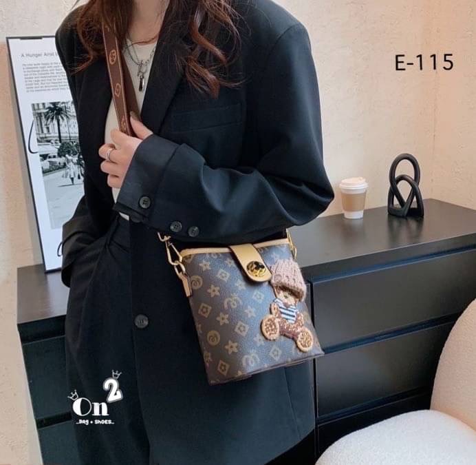 กระเป๋าสะพายแฟชั่นทรง tote งานสไตล์แบรนด์ หนังลายโมโนแกรม หน้าแต่งน้องหมีใส่หมวกน่ารักมากค่ะ ขนาดกำลังดีใช้งานง่าย มาพร้อมสายสะพายยาว