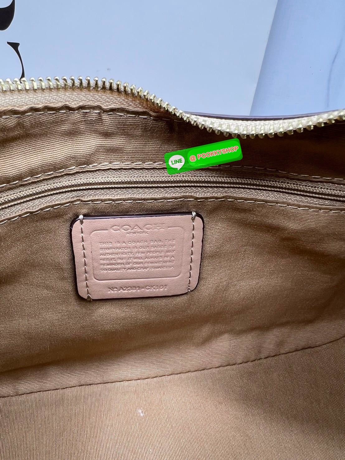 Coach Teri Hobo In Signature Canvas กระเป๋าคล้องไหล่และสะพายข้าง วัสดุแคนวาส+หนังแท้ เปิด-ปิดกระเป๋าแบบซิป ภายในโล่ง มีช่องซิป1ช่อง ช่องใส่ของจุกจิกอีก1ช่อง ด้านหลังมีช่องซิป1ช่อง มีสาย2เส้น สำหรับคล้องไหล่และสะพายข้าง