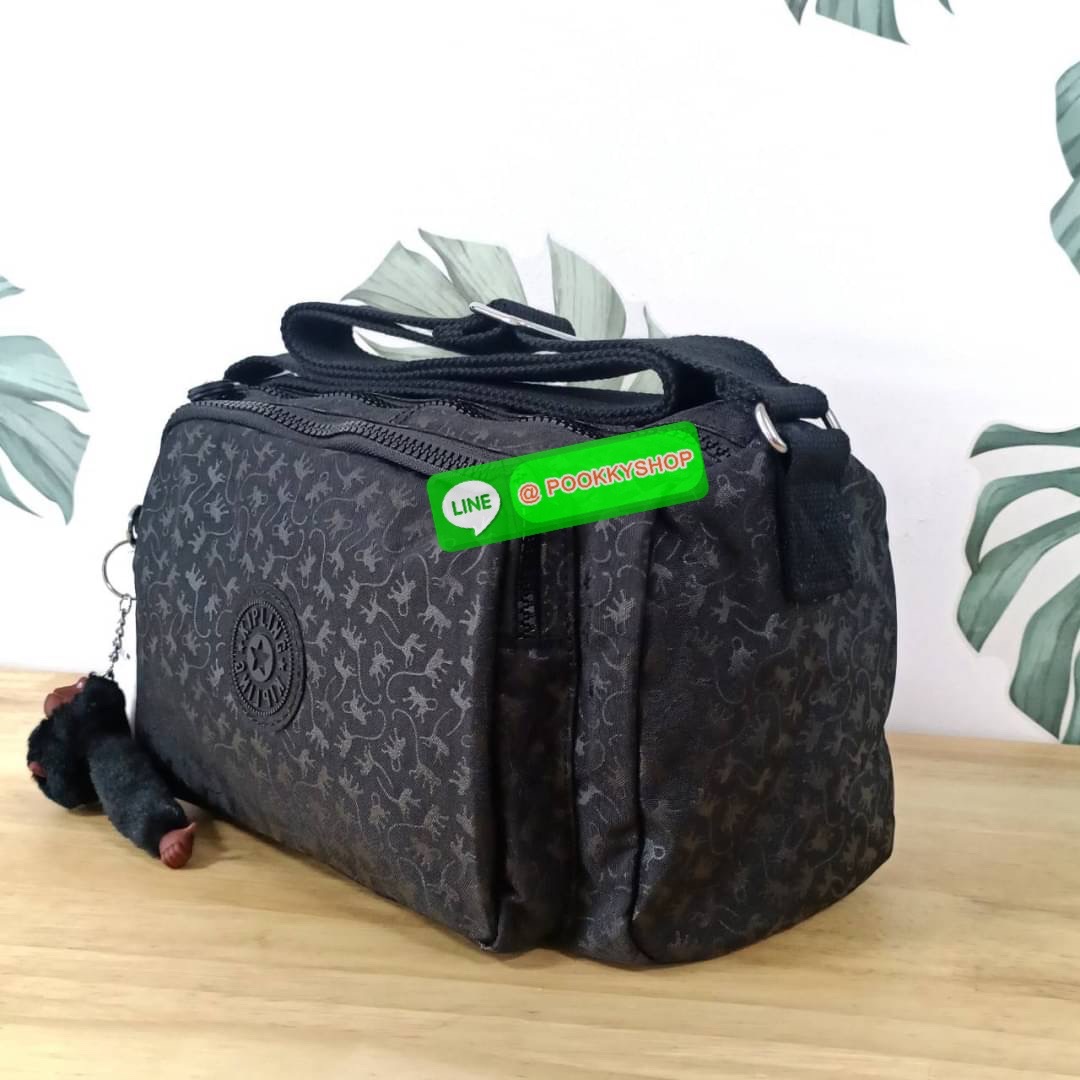 KIPLING RETH CROSSBODY BAG ซับในตาราง วัสดุ Nylon+polyester กระเป๋าสะพายข้างหรือ สะพาย Crossbody ได้ ช่องหน้าเปิด-ปิด ด้วยซิป พร้อมช่องแยกบ่อยด้านข้าง ช่องหลัก 2 ช่อง ด้านในโล่งกว้าง สามารถจุสัมภาระได้เยอะ พร้อมช่องซิปหลัง สายสะพายปรับระดับสั้น-ยาว ได้ fr