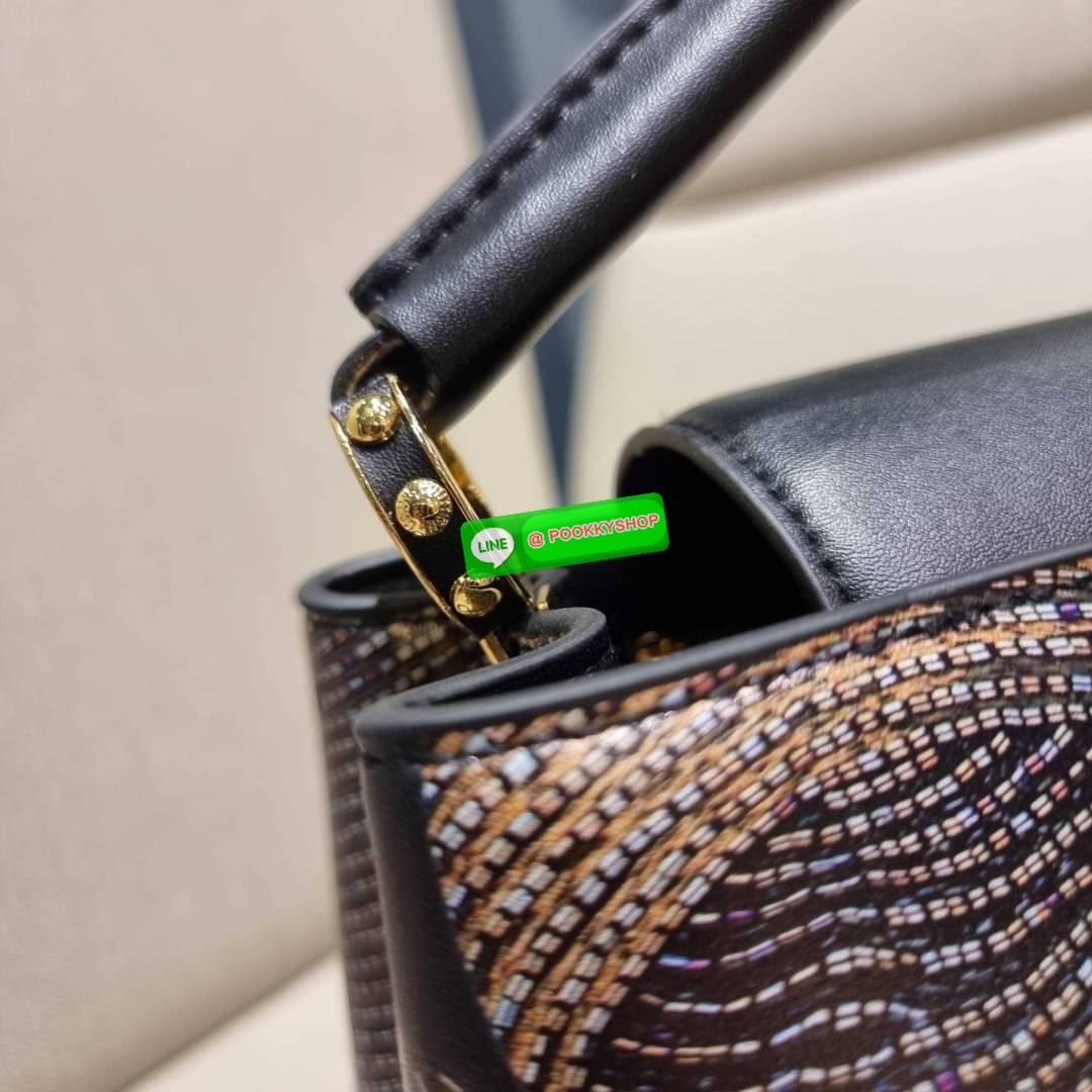 NEW IN!! LV capucines top handle วีไอพีพรีเมี่ยมกิ๊ฟจากเคาน์เตอร์ ที่สุดของความสวยในราคาเบาๆ กระเป๋าถือสุดหรู ดีไซน์ทรงคลาสสิค พร้อมลวดลายหรูหรา มาพร้อมหูจับในตัว ด้วยรูปทรงวินเทจและวัสดุหนังแท้ ขับผิว ทำให้ไอเท็มนี้สะกดทุกสายตาจริงๆ และยังมีลูกเล่นที่ฝาป