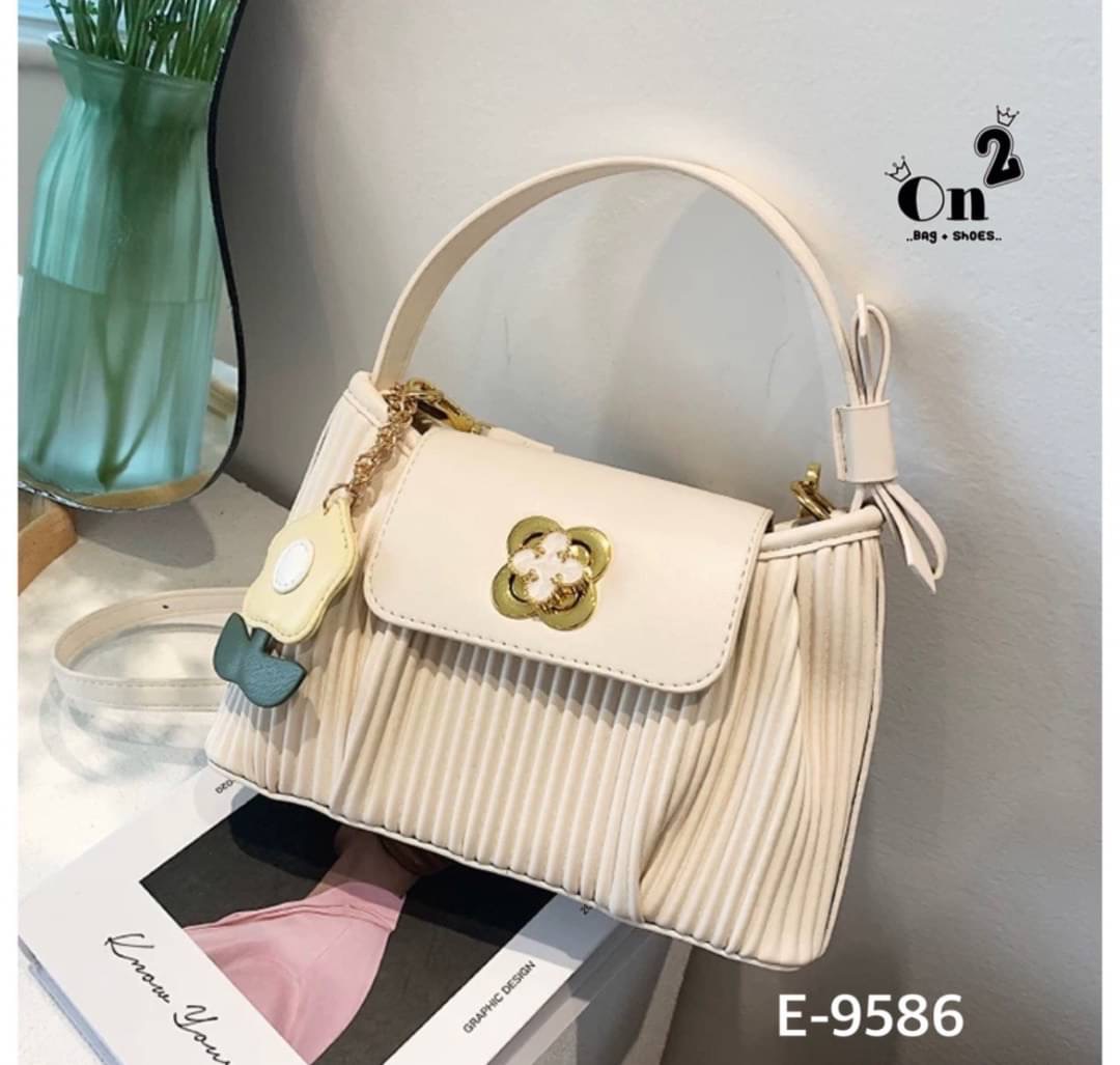 กระเป๋าสไตล์เกาหลีมาใหม่ หนังพลีทเล็กเย็บจีบด้านหน้า อะไหล่เปิดปิดรูปดอกไม้ มาพร้อมพวงกุญแจ+สายสะพายยาว