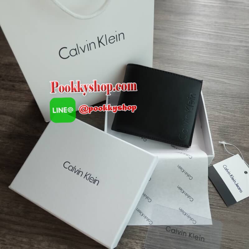 Calvin Klein Short Wallet กระเป๋าสตางค์ใบสั้น โดดเด่นด้วยการ ปั๊มโลโก้แบรนด์ตัวใหญ่ที่ด้านหน้า ภายในมีช่องใส่ธนบัตรและช่องใส่บัตรหลายช่อง จะมอบเป็นของขวัญหรือใช้เองก็แนะนำค่ะ