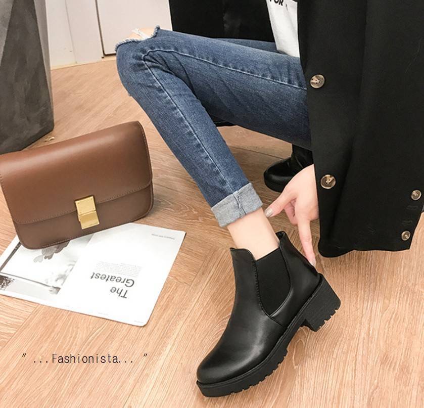 แบบขายดีติดดาว Best Seller!!! Restock งานฮ็อตฮิต รองเท้าบู้ททรงสั้นหุ้มข้อสไตล์ casual วัสดุหนัง pu เนื้อหนานุ่มคุณภาพดี พื้นยางหยักกันลื่นดีเยี่ยม ส้นหนา 2" ทรงแน่นกระชับ เพิ่มฟังค์ชั่นการใช้งานถอดใส่ง่ายและช่วยเพิ่มความยืดหยุ่นสะดวกมากยิ่งขึ้นด้วยข