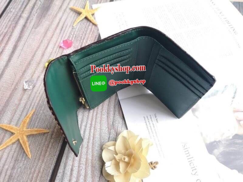 CHARLES & KEITH STUD DETAIL ENVELOPE WALLET กระเป๋ารุ่นใหม่ชนช็อป ด้านหน้าแต่งหมุดและมีโลโก้แบรนด์ ฟังก็ชั้นครบ ไม่ว่าจะใส่บัตร 6 ใบ ใส่ธนบัตรตามยาว ช่องซิปใส่เหรียญ เปิดปิดด้วยกระดุม ใช้งานง่ายและยังจับถนัดมือ ใช้กับกระเป๋าไซส์มินิได้เก๋กู้ดดด