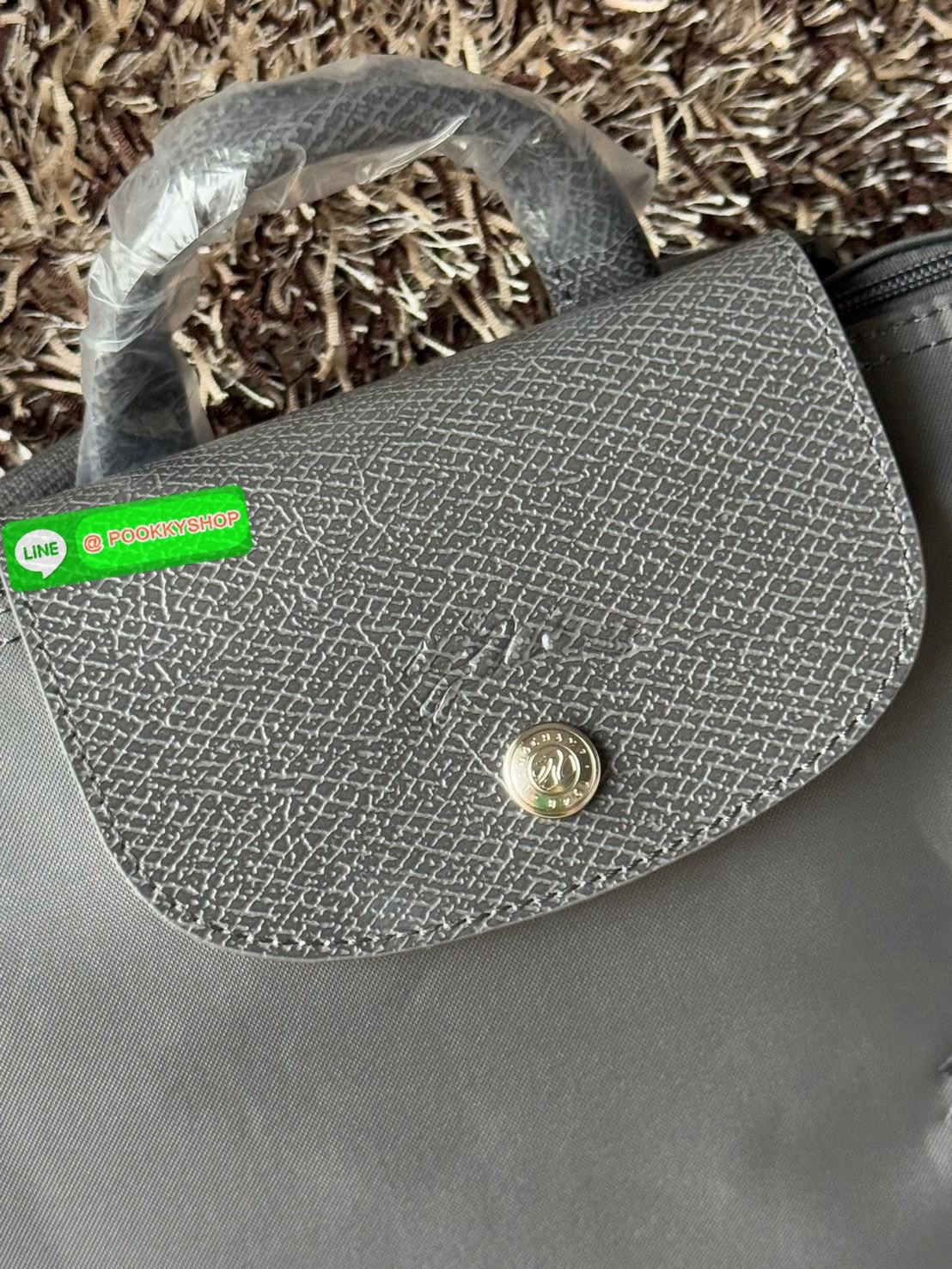 💕LONGCHAMP LE PLIAGE M BACKPACK กระเป๋าเป้น้ำหนักเบาพิเศษนี้ผลิตจากผ้าใบไนลอนรีไซเคิลที่ทนทานและพับเก็บได้ เหมาะสำหรับทุกโอกาส การออกแบบอเนกประสงค์และมีพื้นที่ภายในกว้างขวางที่สามารถเก็บแล็ปท็อปหรือโน๊ตบุ๊กได้ ในขณะที่สายสะพาย ปรับระดับได้ แมตช์ได