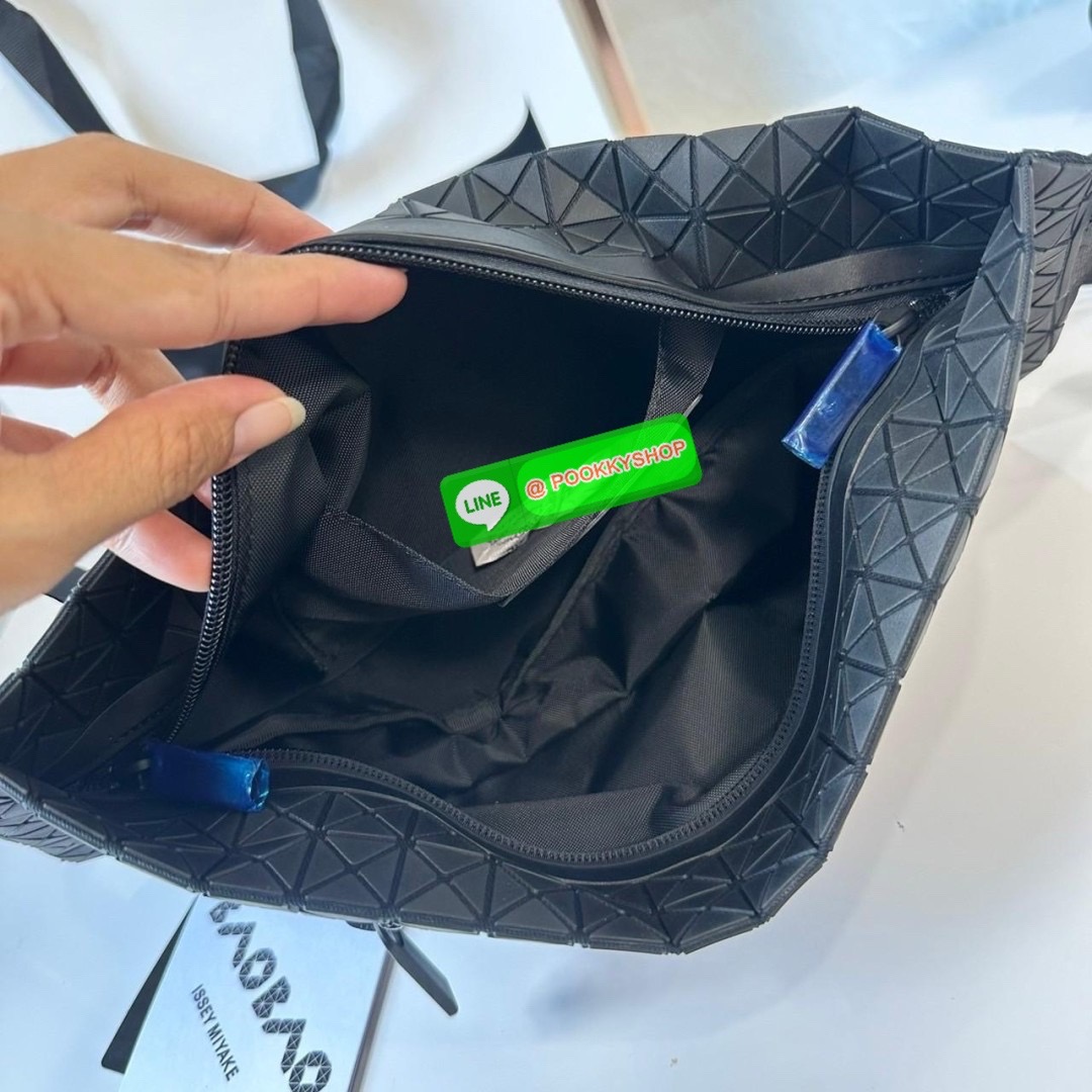 BaoBao Issey Miyake baton belt bag 🔖กระเป๋าคาดเอว/คาดอก เอกลักษณ์โดดเด่นตลอดทั้งใบ สุดเทห์ น้ำหนักเบาพกพาสะดวก 🔖วัสดุ: โพลียูรีเทนผสมหนัง 🔖เปิด-ปิดแบบซิปบน และมีช่องซิปด้านหน้า ภายในมีช่องแยกสัดส่วน 2 ช่อง ซับในผ้าไนลอน 🔖สา