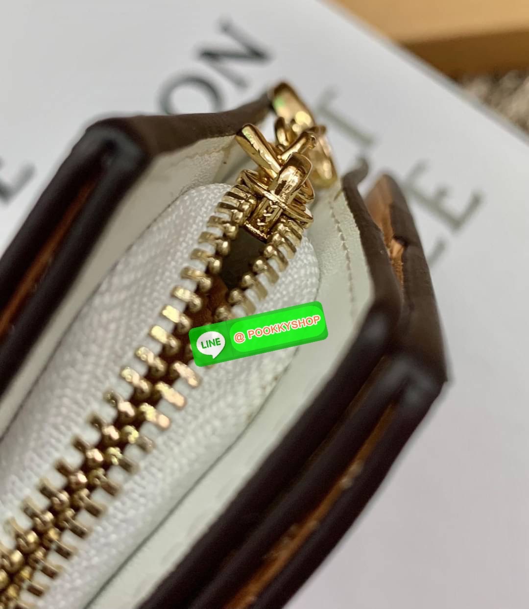 COACH SNAP WALLET ((8704//6941)) 🌍พร้อมส่ง ห้ามพลาด ก่อนหมดค่ะ! ✔️กระเป๋าเงินใบสั้น หนังแท้ แต่ละสีปริ้นลายได้สวยงาม แตกต่างกันไปค่ะ ✔️เปิด-ปิดกระเป๋าแบบกระดุม ภายในมีช่องใส่ธนบัตรตามยาว และช่องเสียบบัตร5ช่อง//มีช่องซิปแยกฝั่งห้อยด้ว