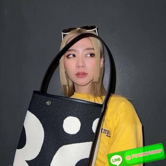 เข้าแล้วค่ะ! กับ Rally movement กระเป๋าทรงถังยอดฮิตที่สุดในปี 2024 ยอดจองคือถล่มโซเชียล จัดให้ในราคาน่ารัก ด้านในกว้างขวาง แข็งแรง สามารถใส่ไอแพด ใส่สมุดได้ #รุ่นนี้ทุกคนต้องมีจริงๆ ตัวกระเป๋างานเนี้ยบเป๊ะ มาพร้อมป้ายห้อยครบ สุดปัง พร้อมส่งวันนี้แล้ว2สี จ