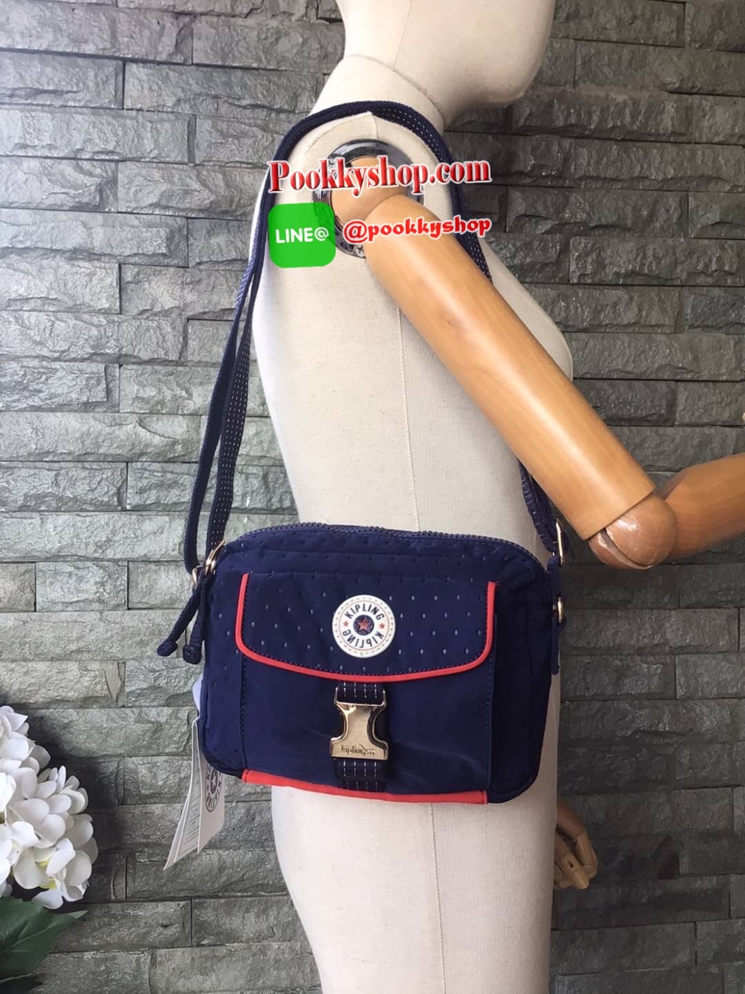 🚚 พร้อมส่ง 🚚 Kipling Little Box Kicks Lm Bag K13446 คอลเลคชั่นใหม่ล่าสุดสไตล์ Shoulder bag ขนาดกำลังน่ารัก ด้านหน้าออกแบบน่ารัก ช่องใส่ของด้านหน้า 1 ช่อง เปิดปิดด้วยตัวล็อคทันสมัย อะไหล่ปั้มแบรนด์ ช่องหลักใช้งานเปิดปิดด้วยซิปรูด ที่จับซิปป