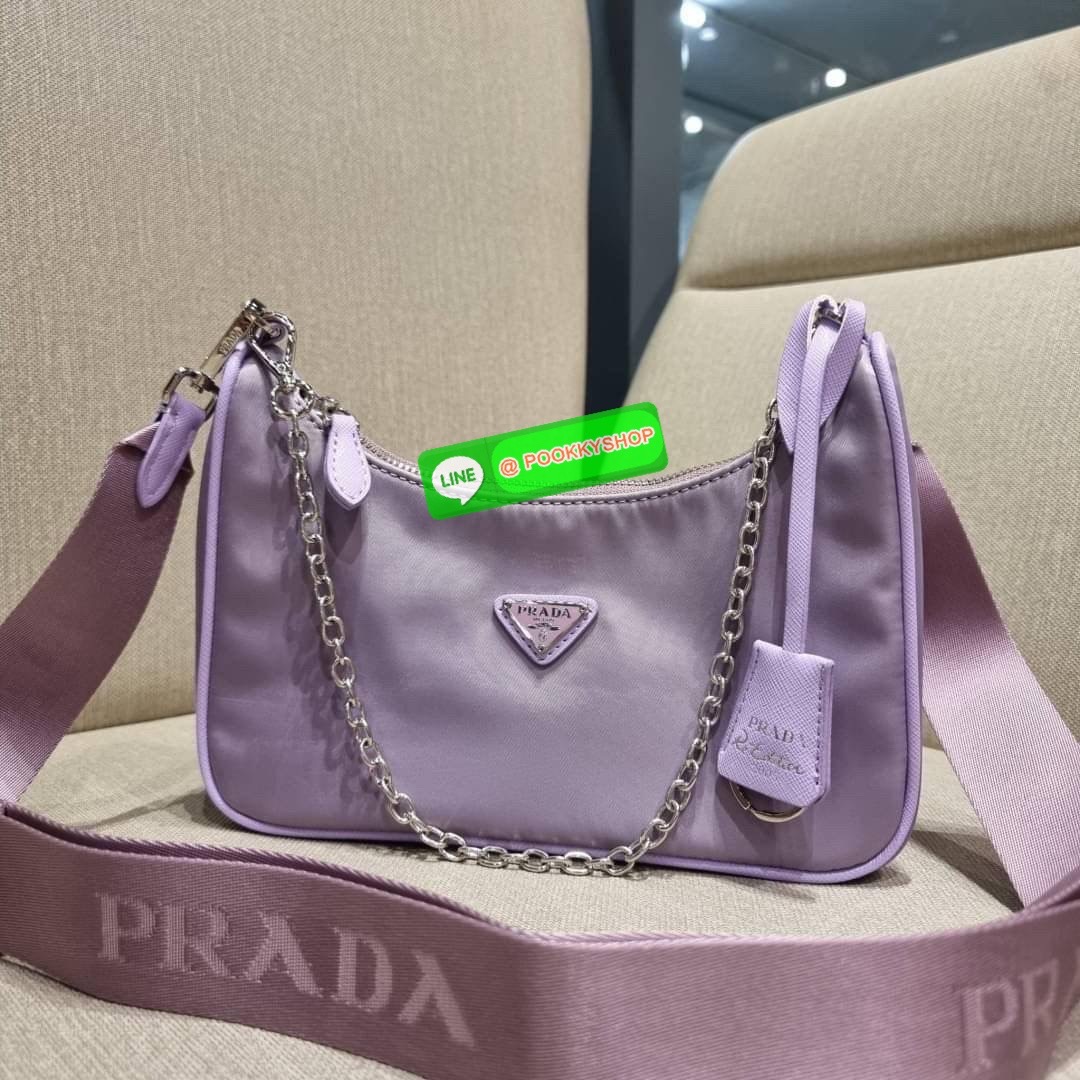 PRADA RE-EDITION 2005 RE-NYLON SHOULDER BAG ไอเท็มสุดปัง ที่ฮิตตลอดกาลไม่ว่าจะปีไหนๆ จัดให้ครบทั้งสีขายดีและสีใหม่ล่าสุด ที่สายคุณหนูห้ามพลาด!! กับกระเป๋าสะพายทรงคลาสสิค เหมาะเป็น everyday bag มากๆ วัสดุผ้าไนล่อนคุณภาพ พร้อมใบลูก ไว้ใส่เหรียญ ใส่กุญแจได้ส
