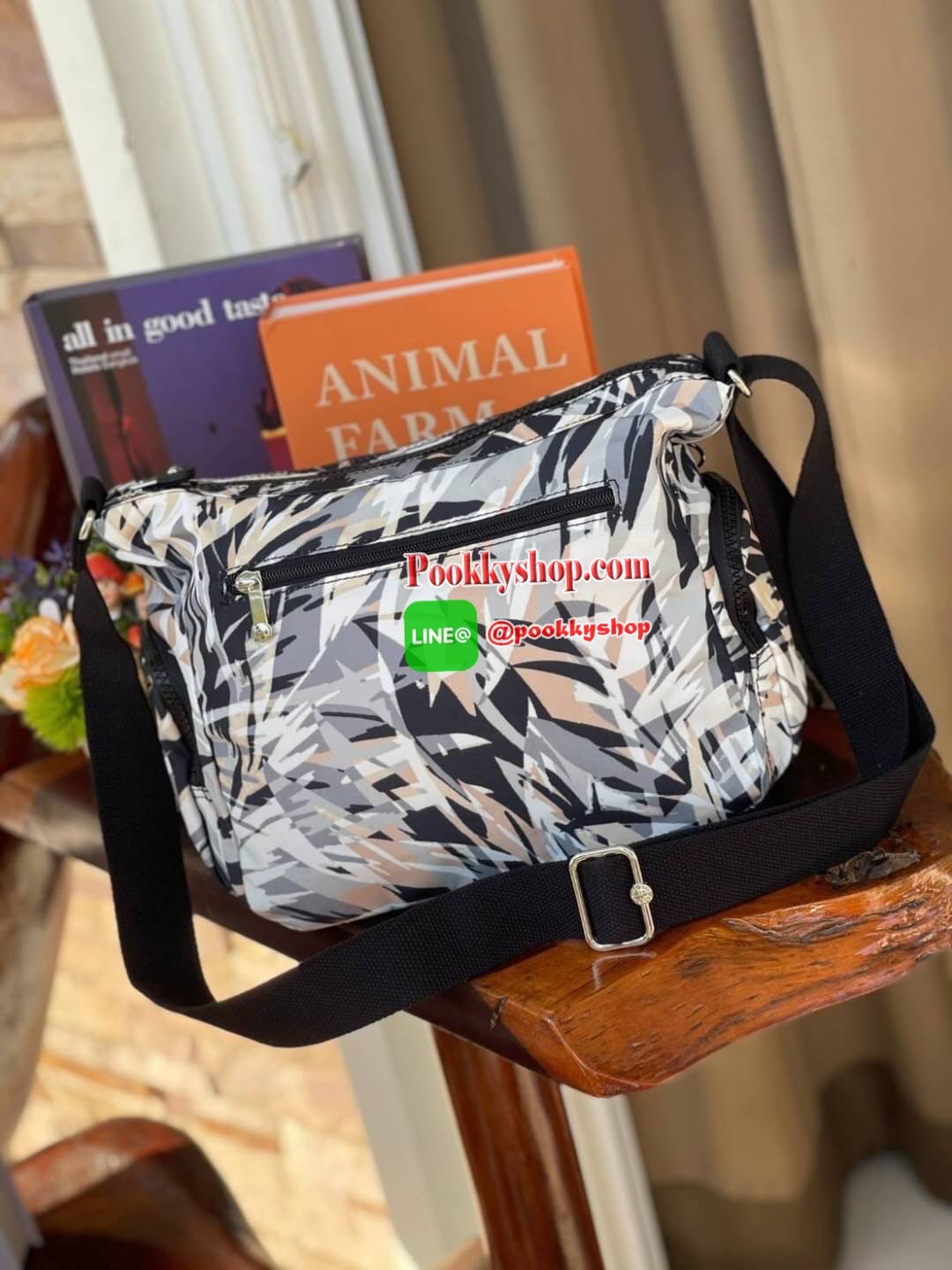 Kipling GABBIE S Crossbody Bag with Phone Compartment Bag กระเป๋าสะพายทรงครอสบอดี้ คอลเลคชั่นสุดฮิต แบบกระชับกับลำตัว วัสดุPolyamide100% มีช่องซิปใช้งานได้ทุกมุม ช่องใหญ่ภายในกว้าง ใส่มินิไอแพค กระเป๋าสตางค์ยาวและอื่นๆจุได้เยอะ สามารถสะพายได้ทั้งสายคู่และ