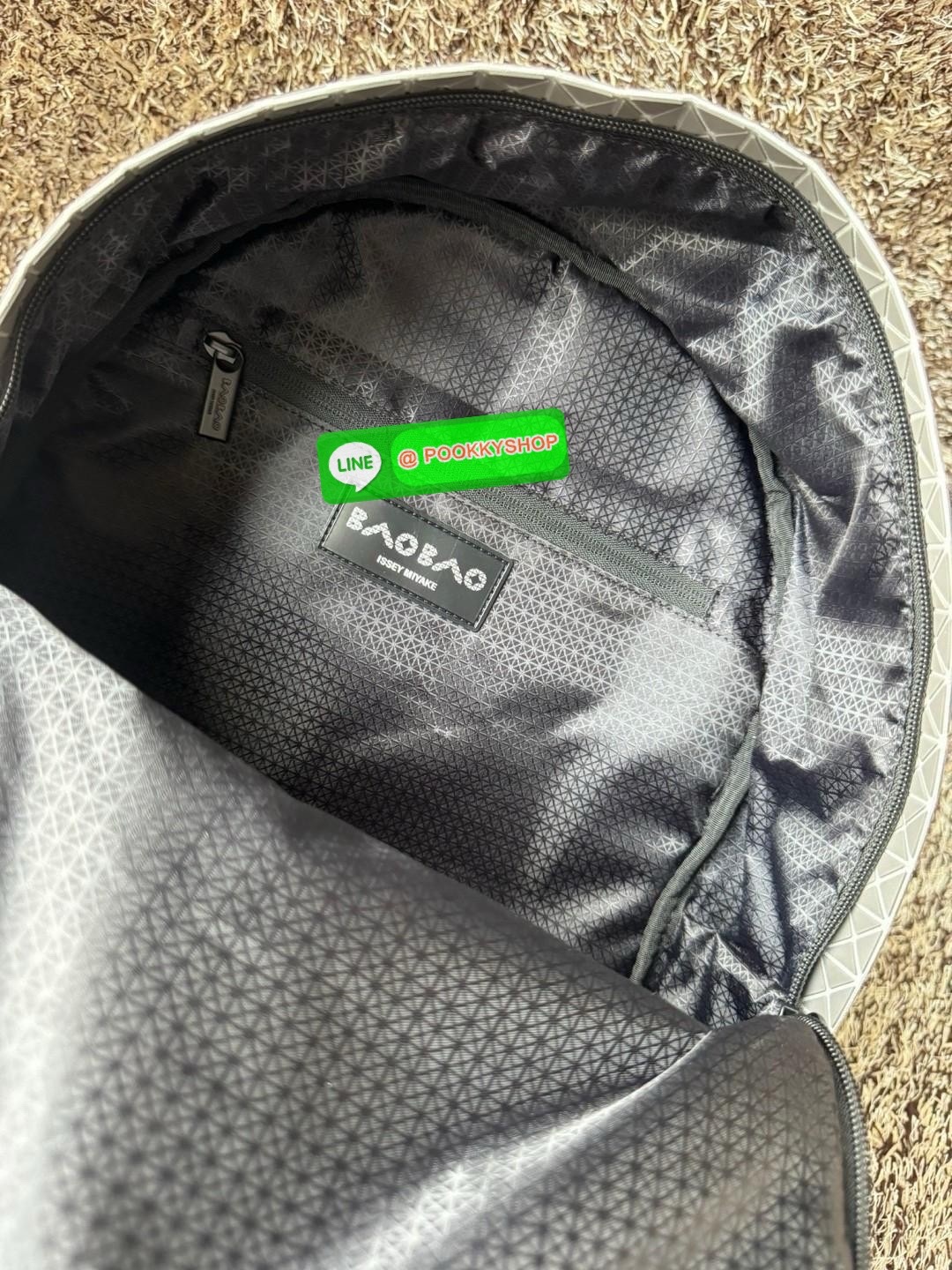 Bao Bao Issey Miyake Daypack geometric backpack กระเป๋าเป้ทรงคลาสสิก รองรับน้ำหนักได้ดี เหมาะกับการเดินทาง เป้สะพายหลังรุ่น Daypack One-Tone Backpack มาในรูปทรงกระเป๋าเป้สุดคลาสสิก โดดเด่นด้วยการออกแบบที่เป็นเอกลักษณ์ วัสดุสามเหลี่ยมขนาดเล็กพิเศษ ได้กลิ่น