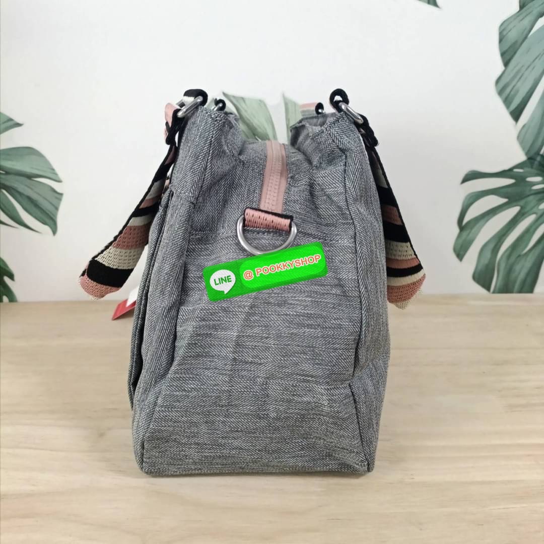 KIPLING ELISE HANDBAG กระเป๋าถือและสะพายไหล่ ขนาดกำลังพอดี จุของได้มาก มีหูจับสองสาย ถือสะดวก น้ำหนักเบา มีช่องซิป ด้านหน้า ช่อง กระเป๋าหลักเปิด-ปิดด้วยซิป มี3 ช่องว่างใส่ของได้จุมากๆ ใส่มือถือได้ กระเป๋าสตางค์ใบยาว และ เครื่องสำอางค์ได้หลายชิ้นเลยค่ะ เก็