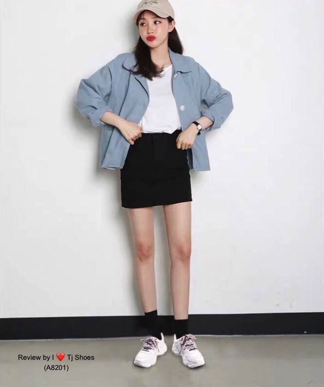 ที่สุดของความเกร๋ ต้องยกให้คู่นี้จร้า!!! รองเท้าผ้าใบนำเข้าเพื่อสุขภาพ สุคคิ้วท์ มีรูระบายอากาศใส่แล้วเท้าไม่อับ พื้นยางอย่างดี ใส่นิ่มเดินสบายมาก ใส่เดินสบายๆได้ทั้งวัน ของจริงงานสวยมาก จับแมทกับชุดอะไรก็น่ารัก เป็นรุ่นแนะนำ รีบสั่งด่วนๆ ช้าหมดอดนร้า (สู