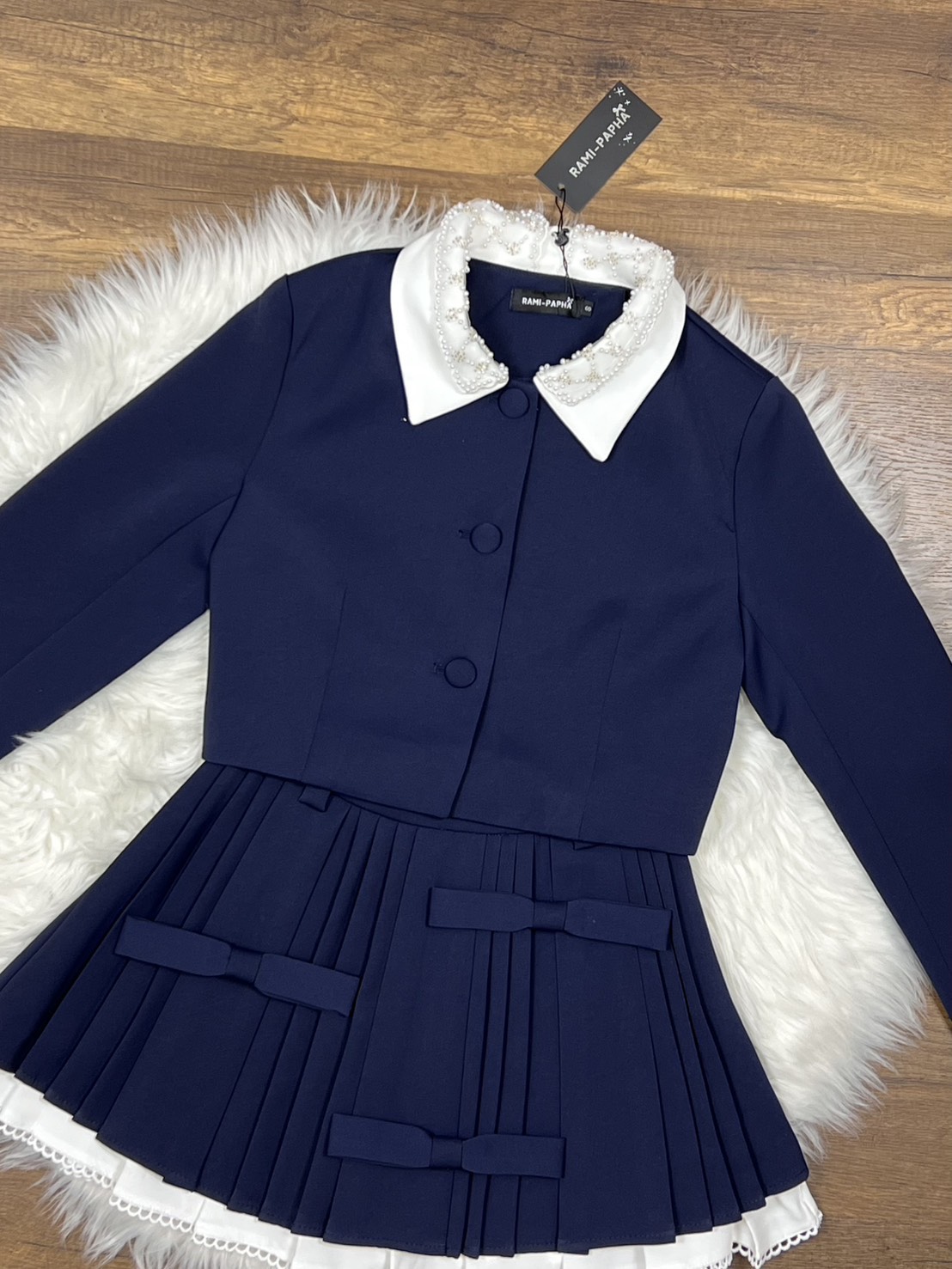 ชุดเซทแฟชั่น เซตสองชิ้นสีกรม คลุมโทนสุภาพ ไหล่มีฟองน้ำเบาๆ ดีเทลปกตัดสีขาวแต่งระบายปักวิ๊ง