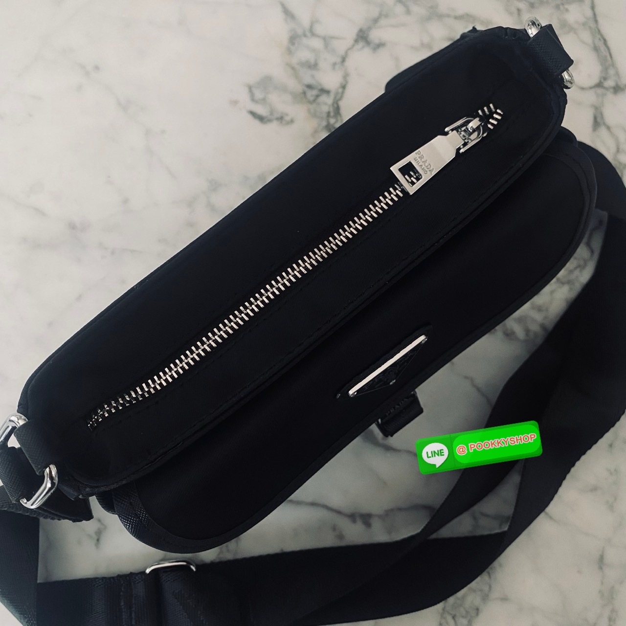 Prada Re-Nylon Messenger Bag กระเป๋าสะพายทรงแมสเซ็นเจอร์ รุ่น Unisex ใช้ได้ทั้งชายหญิง รุ่นยอดนิยมดีไซส์เรียบง่าย โทนสีดำคลาสสิกเข้าได้กับทุกลุค ขนาดกำลังดี สายสะพายยาวปรับระดับได้ สะพายไหล่หรือครอสบอดี้ก็ดูดี ดูเท่ห์ไปหมดจริงๆ ค่ะ