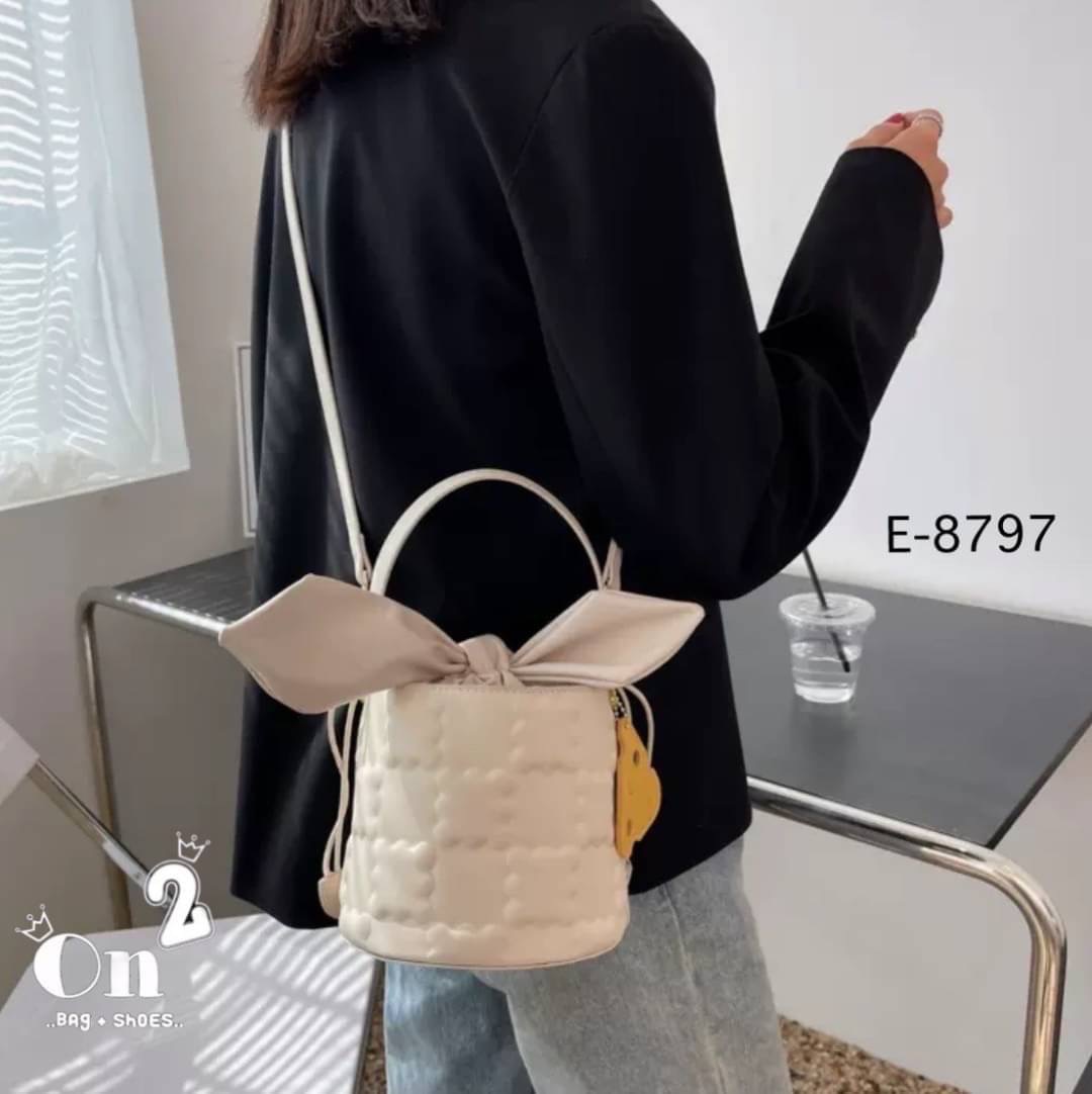 กระเป๋าสะพายแฟชั่นทรงถัง เปิดปิดแบบหูรูด มัดเป็นโบว์น่ารักมากค่ะ มาพร้อมสายสะพายยาว จะถือหรือสะพายก็เริ่ดคร่า