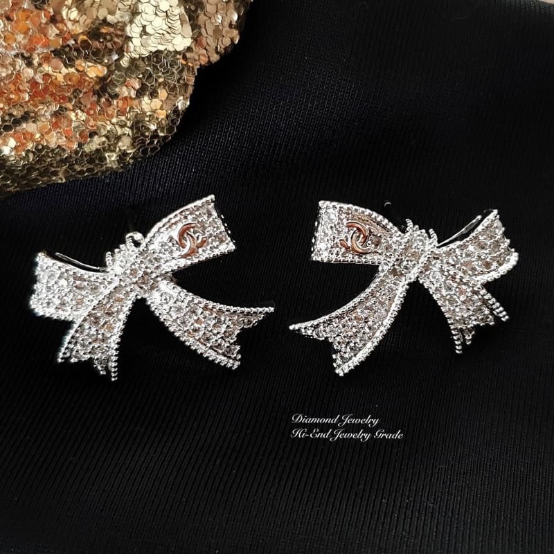 Super Hi-End Quality !!!! ((งาน 1:1 เหมือนในช็อปมากที่สุดในท้องตลาด)) Chanel Earring ต่างหูชาแนลงาน 1:1 เหมือนของแท้เป๊ะๆค่ะ รับรองงานสวยมากกกกก ดูหรู ดูผู้ดีสุดๆ งานดี งานคุณภาพดีมากๆมากๆคะรับประกันความพอใจเลยค่ะ ตัวเรือนสีเงินไฮโซมากค่ะ คอนเฟิม !!!!!