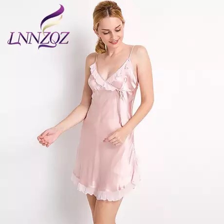 ชุดนอนผ้าไหม สีชมพูอ่อน เนื้อผ้าหรู แต่งระบายช่วงอก