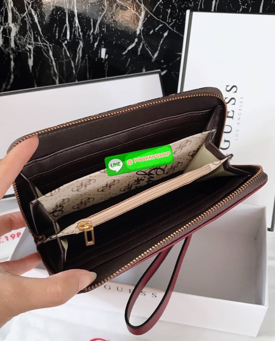 Guess งานแท้💯 outlet ถูกกว่าช้อปจ้ากระเป๋าสตางค์ใบยาวซิปรอบ งานสวย พร้อมสายคล้องมือ ถอดได้ มีถึง4ช่องใช้งาน ช่องใส่บัตรได้เยอะ อะไหล่Guessสีทอง หนังpUแท้ทำความสะอาดง่าย