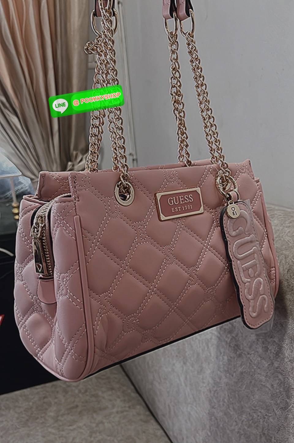 Guess งานแท้💯 outlet ถูกกว่าช้อปจ้าสะพายข้างทรงสวย หนังนุ่มฟู คอลเล็คชั่นใหม่ จุของได้เยอะ งานหรูหราไฮโซมากเเม่ สะพายไหล่ได้ จุของได้เจอะมากแม่ มี2 ช่องใช้งาน พร้อม1ช่องซิปลับ