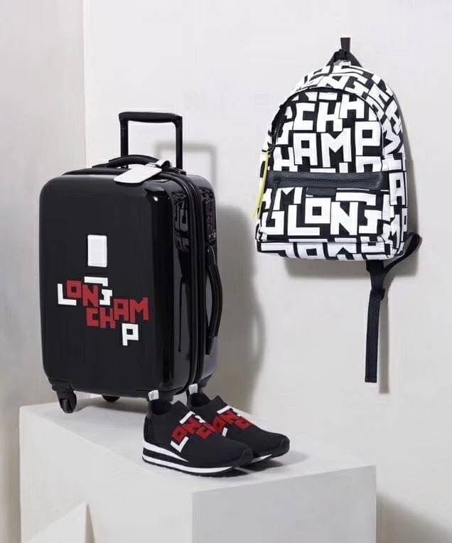 LONGCHAMP LE PLIAGE LGP BACKPACK รายละเอียด • วัสดุ: ผ้าใบ • อะไหล่: นิกเกิล • ตัวกระเป๋า: ผ้าใบโพลีอะไมด์เคลือบด้านใน • ตกแต่ง: หนังวัว รายละเอียดภายนอก • การปิด: ด้วยซิป • สายสะพาย: เลื่อนปรับระดับได้ • ช่อง: 1 ช่องซิป ภายใน • ช่องใส่ของ: 1 ช่อง ช่องด้า