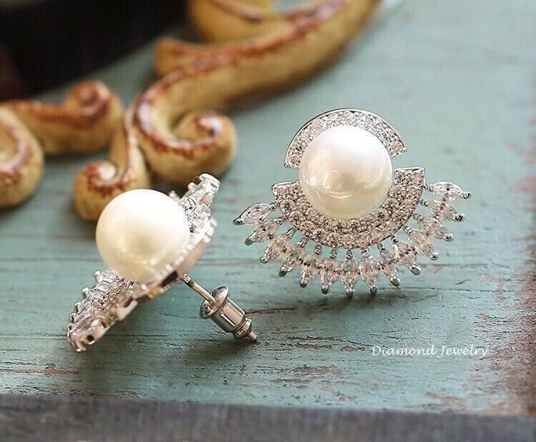 New Arrival !!!! ต่างหูเพชรประดับมุก งานเพชร CZ แท้ค่ะ ดีไซน์เท่ห์มากกกกก เก๋สุดๆค่ะ ใช้เพชรเยอะ เพชรละเอียด งานเกรดจิวเลยตัวนี้ ตัวนี้แม่ค้าชอบมาก รุ่นนี้ขอยกให้เป็น Must Have Itam เลยค่ะ ใส่ได้ทุกงาน ใส่เป็น everyday look ก็ได้นะคะ งานสวย อย่างดี ห้ามพล