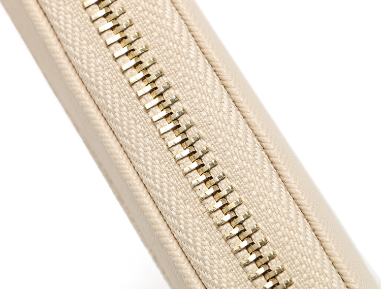 กระเป๋าสตางค์ Aldo กระเป๋าถือ สีครีม แบรนด์เนม Aldo แบรนด์หรูจาก แคนนาดา เนื้อสีครีม มีลายTexture ในตัว ช่องใส่ของใหญ่2ช่อง ช่องเสีบบัตร 2ด้าน