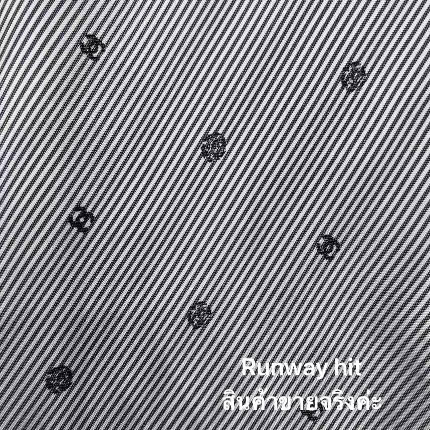 ใหม่ล่าสุด collection Chanel 2022 dress ทรงสวยผ้า jacquard ลายเส้น ปักลายlogo cc และดอก คามืเลียตามแบบฉบับ Chanel กระดุมปั๊ม เป๊ะทุกจุด ผ้าทิ้งตัวมีน้ำหนัก cutting เนี้ยบ งาน high end ห้ามพลาด