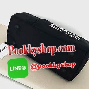 MUST HAVE! FILA LARGE TRAVEL BAG แบรนด์สัญชาติอิตาลีที่มีประวัติยาวนานกว่า 100 ปีมาแรงที่สุดในเกาหลีและไทยดีไซน์ Unisex ใช้ได้ทั้งชายหญิง ใบใหญ่จุใจ น้ำหนักเบา วัสดุ Nylon&Polyester100% กันน้ำ ด้านหน้ามีโล้โก้และช่องซิป เปิดปิดด้วยซิปสะดวกใช้ มีช่องใส่รอง