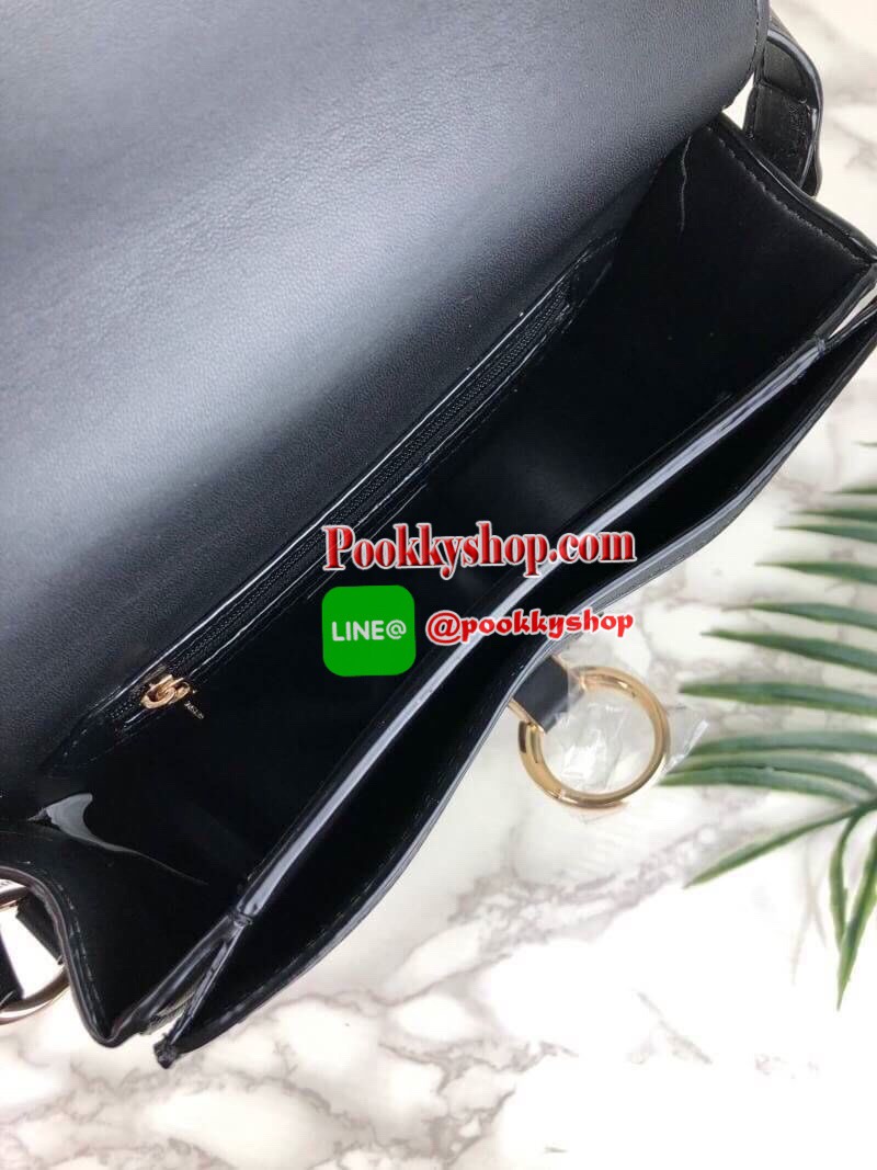 New arrival! 2019 CHARLES & KEITH RING BUCKLE SADDLE CROSSBODY BAG รุ่ยใหม่ชนช็อป!!! กระเป๋าสะพายข้าง/ครอสบอดี้อยู่ทรง วัสดุหนังตัดผ้าด้สนหน้า ด้านหลังมีช่องใส่ของได้เล็กน้อย เปิดปิดด้วยตัวล็อกดันขึ้น ด้านในเป็น 2 ช่องใหญ่ ใส่ของได้พอสมควรค่ะ เช่น iPhone