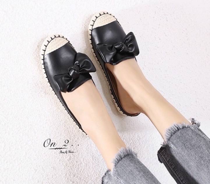 รองเท้าคัชชูหนังเปิดส้นหน้าประดับโบขอบปอถัก งานน่ารัก หนังดีหนังนิ่ม พื้นบุนุ่มใส่สบาย ใส่แล้วสวย สวมสบาย กำลังดี เหมาะกับเท้าทุกทรง มีสีสวย เก๋ ถนอมเท้า ถนอมส้นใส่งานทางการ หรืองานไหนก็ใส่ได้หมดค่ะ